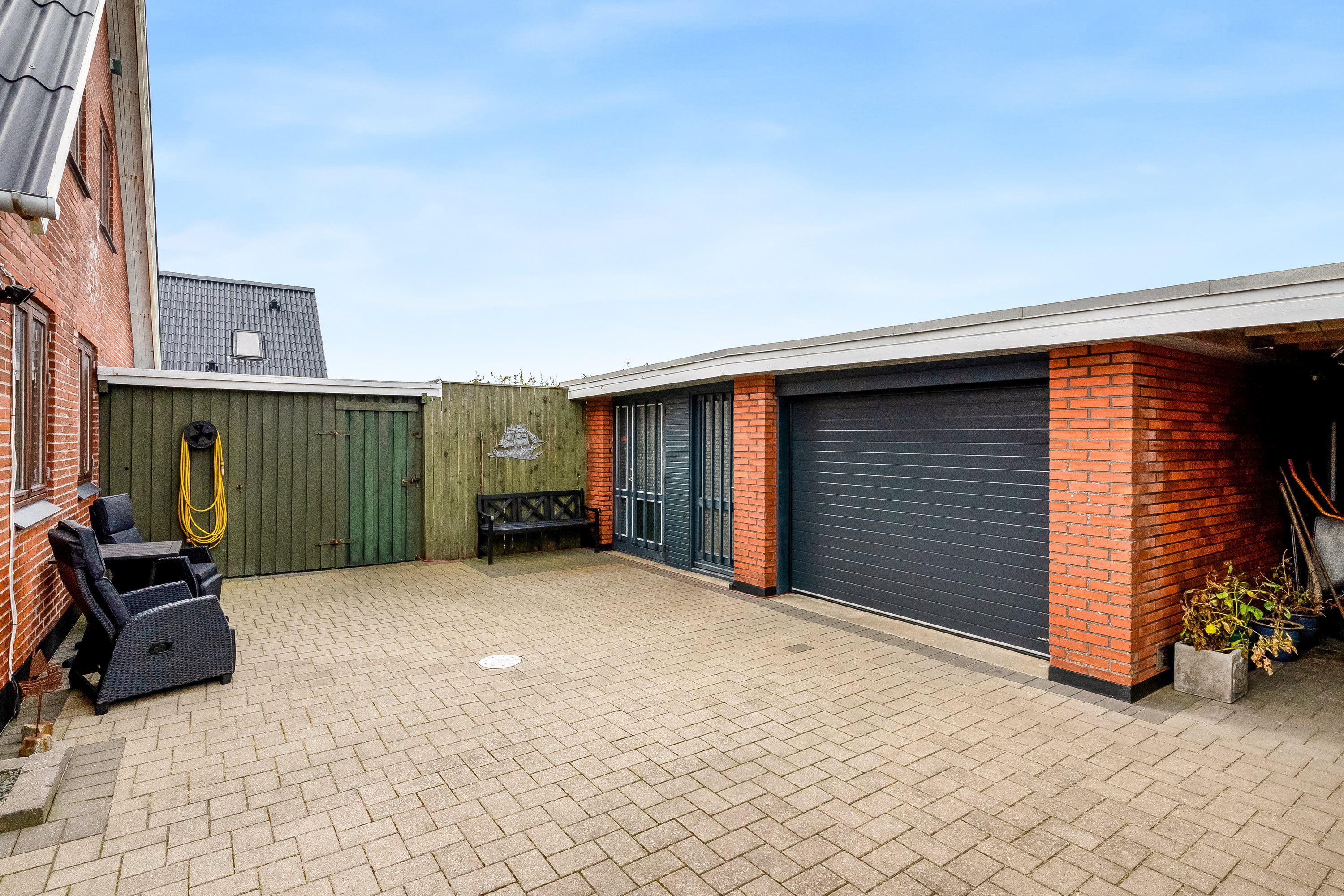 Fremhævet gårdmiljø billede i fuldskærmstilstand. Billede af Drosselvej 2, 7680 Thyborøn