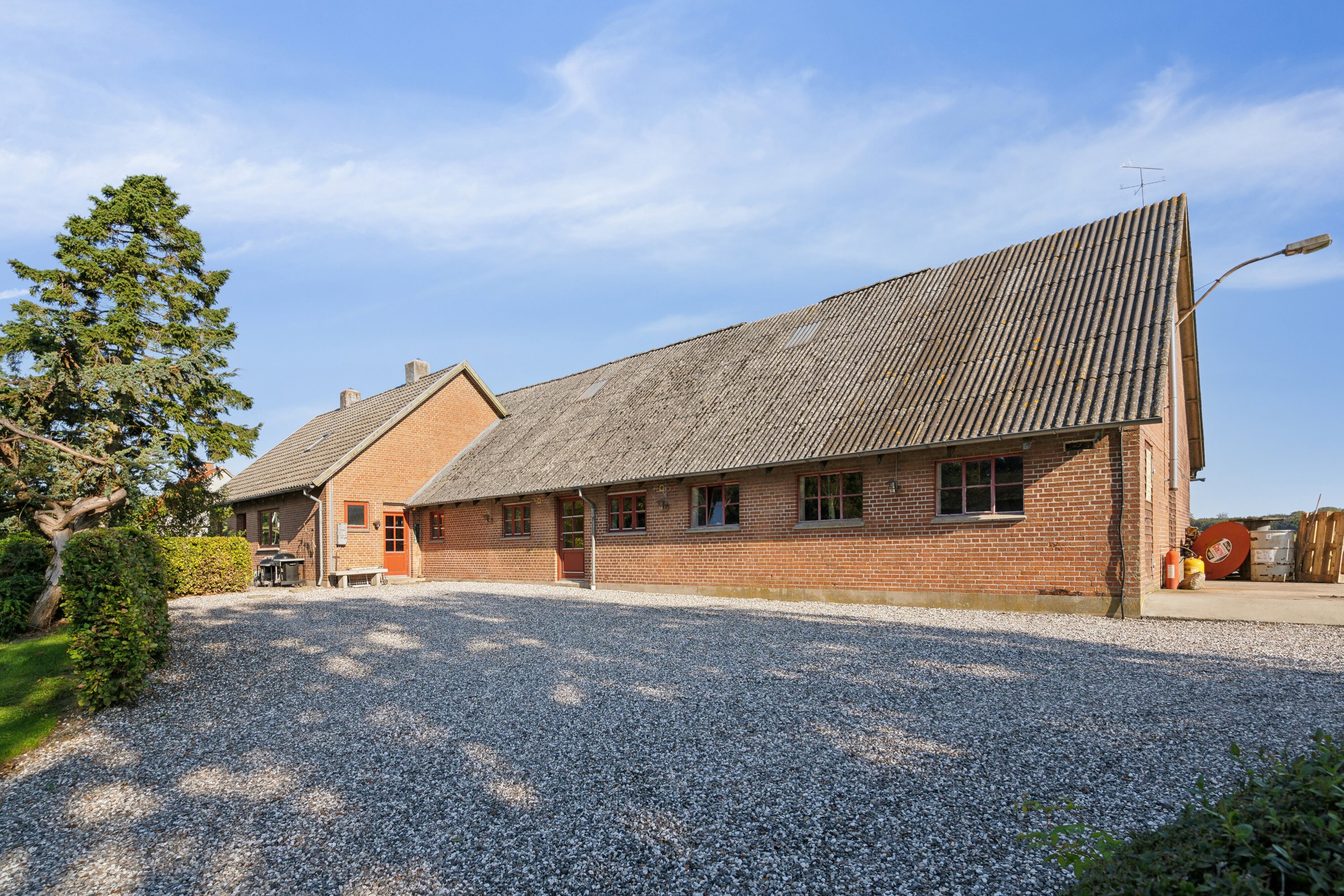 Miniaturebillede 1: set fra vejen. Billede af Fælledgårdsvej 15, Egeby, 5450 Otterup