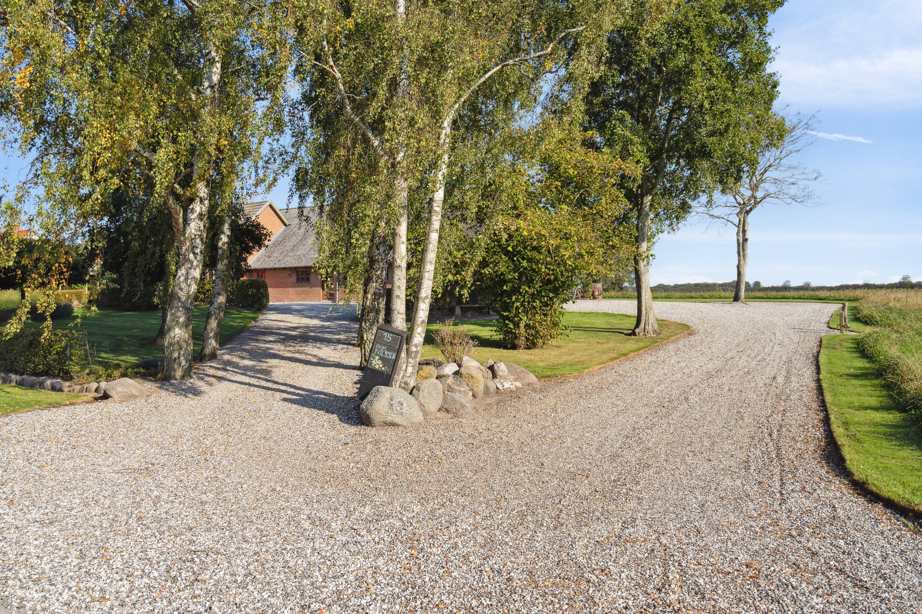 Fremhævet indkørsel billede i fuldskærmstilstand. Billede af Fælledgårdsvej 15, Egeby, 5450 Otterup