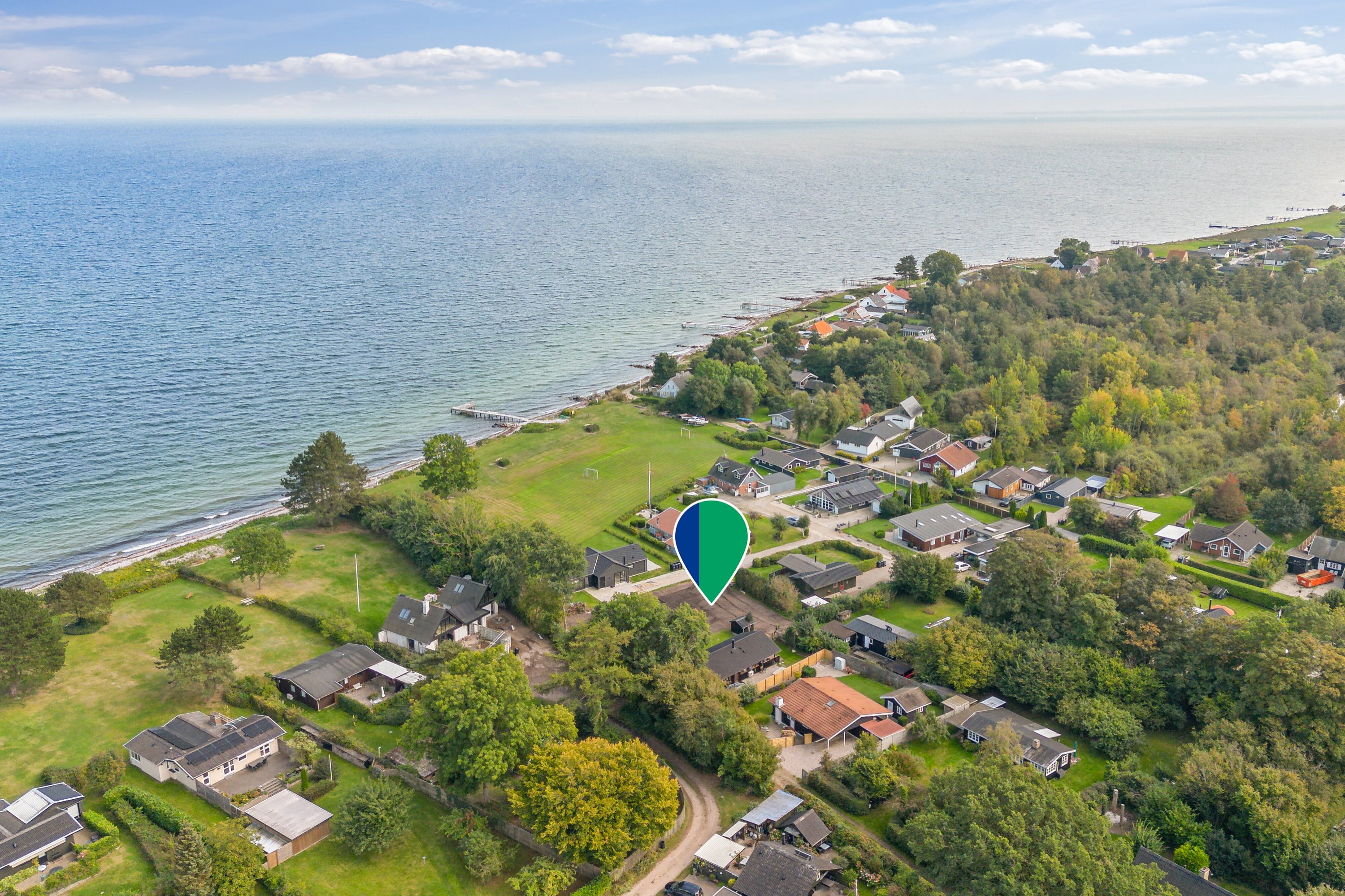 Fremhævet luftfoto billede i fuldskærmstilstand. Billede af Nøddestien 9, Slude Strand, 5871 Frørup