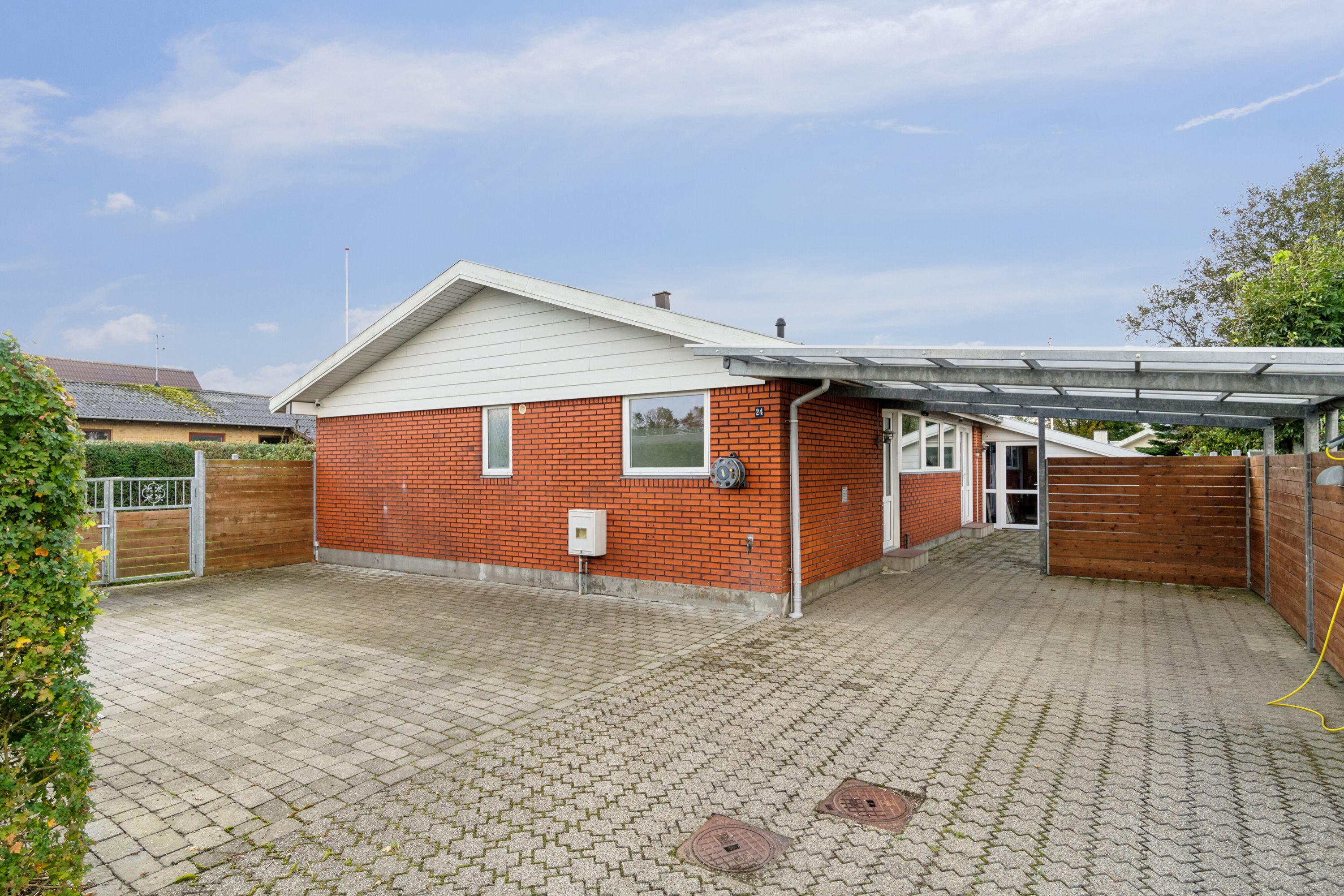 Miniaturebillede 1: set fra vejen. Billede af Algade 24, Koldby, 7752 Snedsted