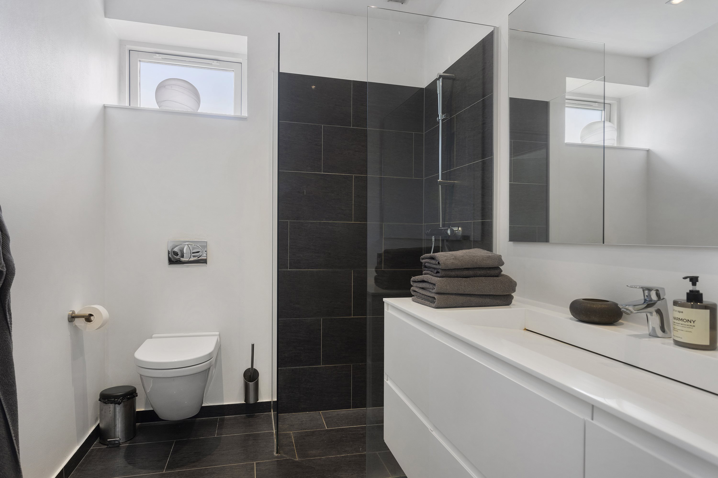 Fremhævet badeværelse billede i fuldskærmstilstand. Billede af Vesteråsene 40, 9900 Frederikshavn