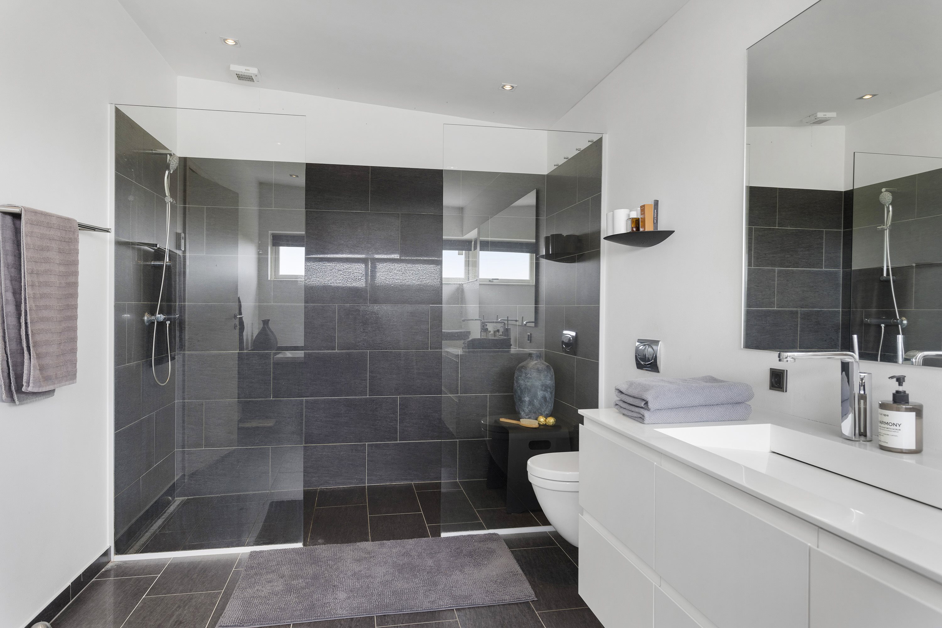 Fremhævet badeværelse billede i fuldskærmstilstand. Billede af Vesteråsene 40, 9900 Frederikshavn