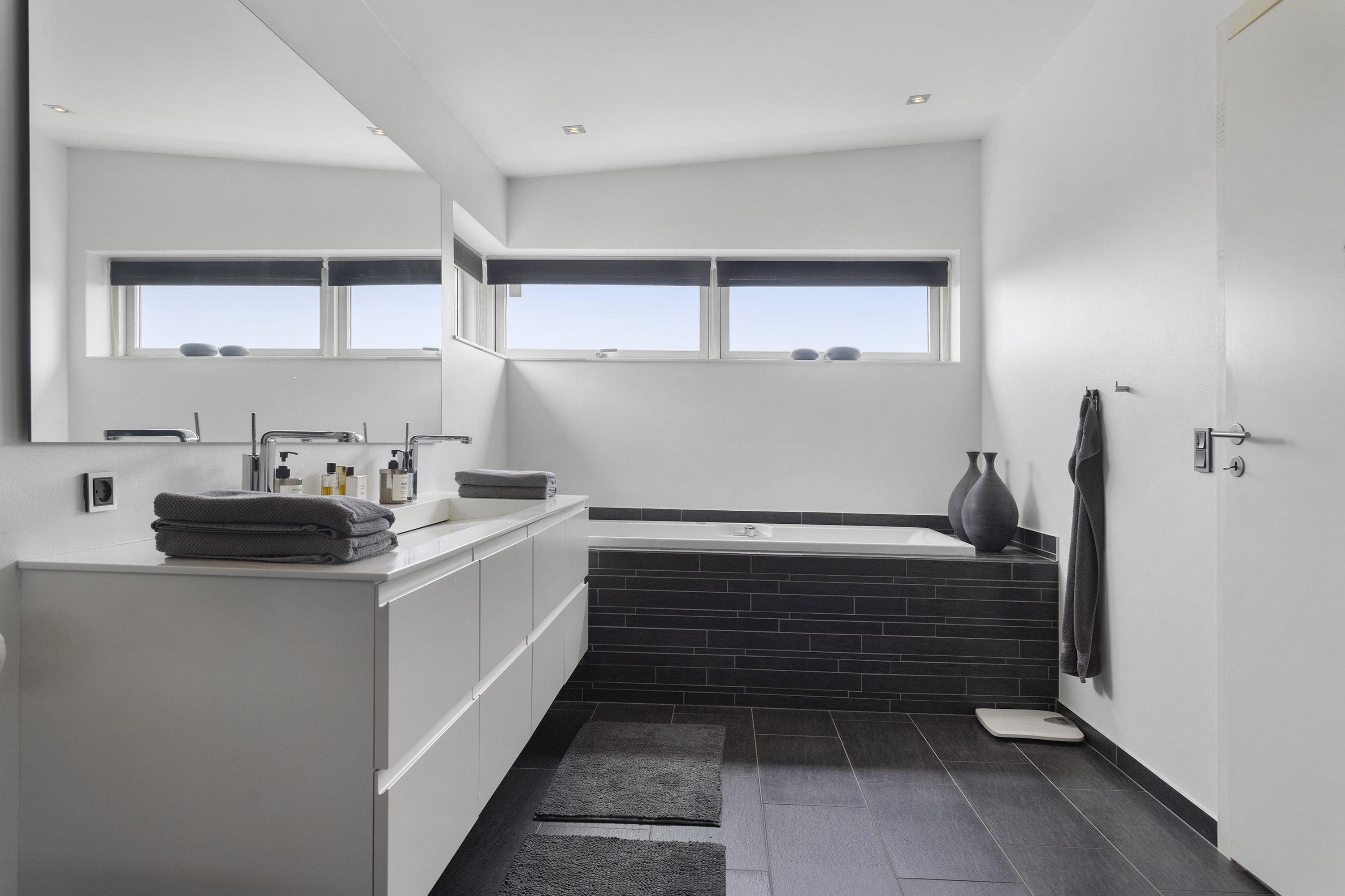 Fremhævet badeværelse billede i fuldskærmstilstand. Billede af Vesteråsene 40, 9900 Frederikshavn