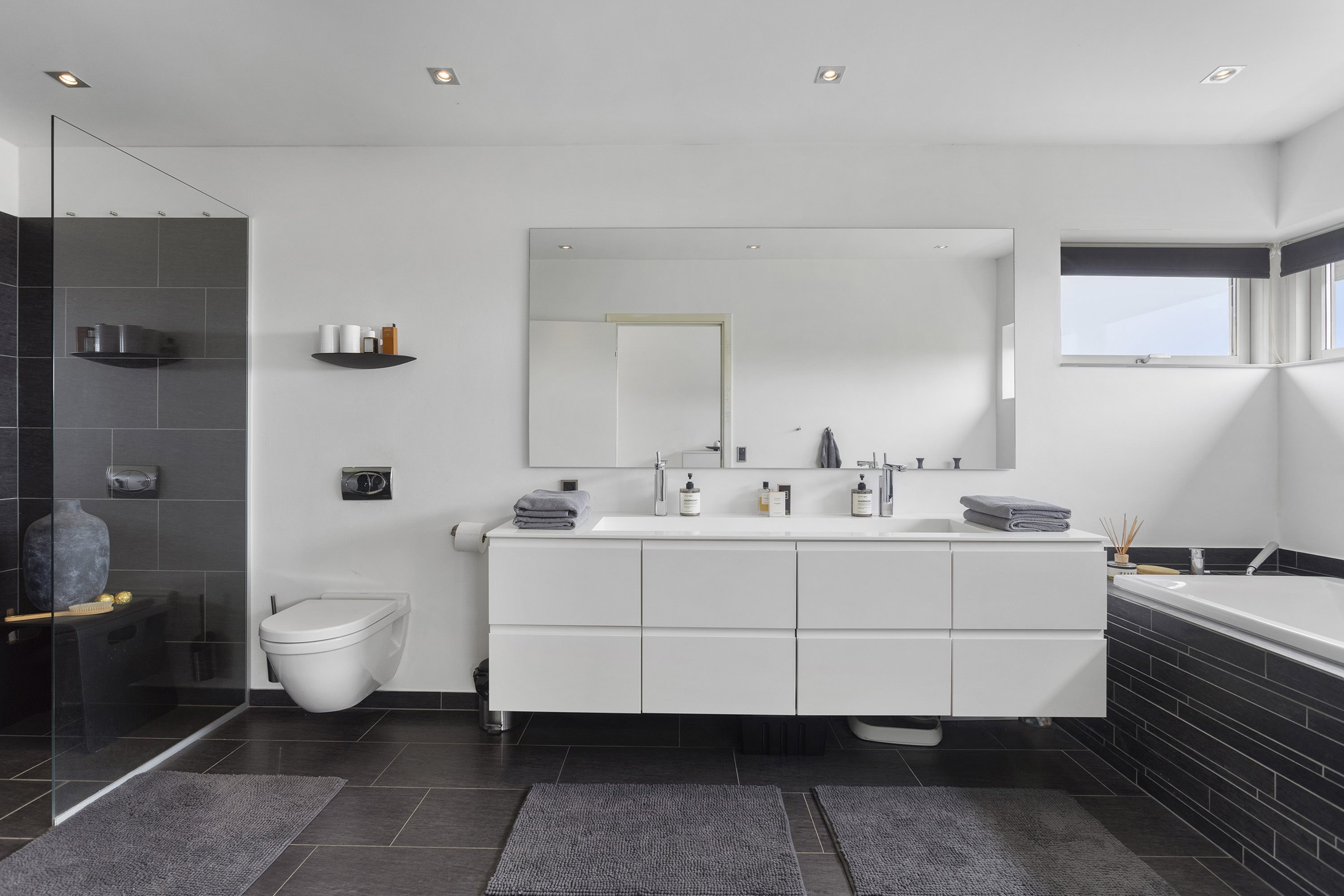 Fremhævet badeværelse billede i fuldskærmstilstand. Billede af Vesteråsene 40, 9900 Frederikshavn