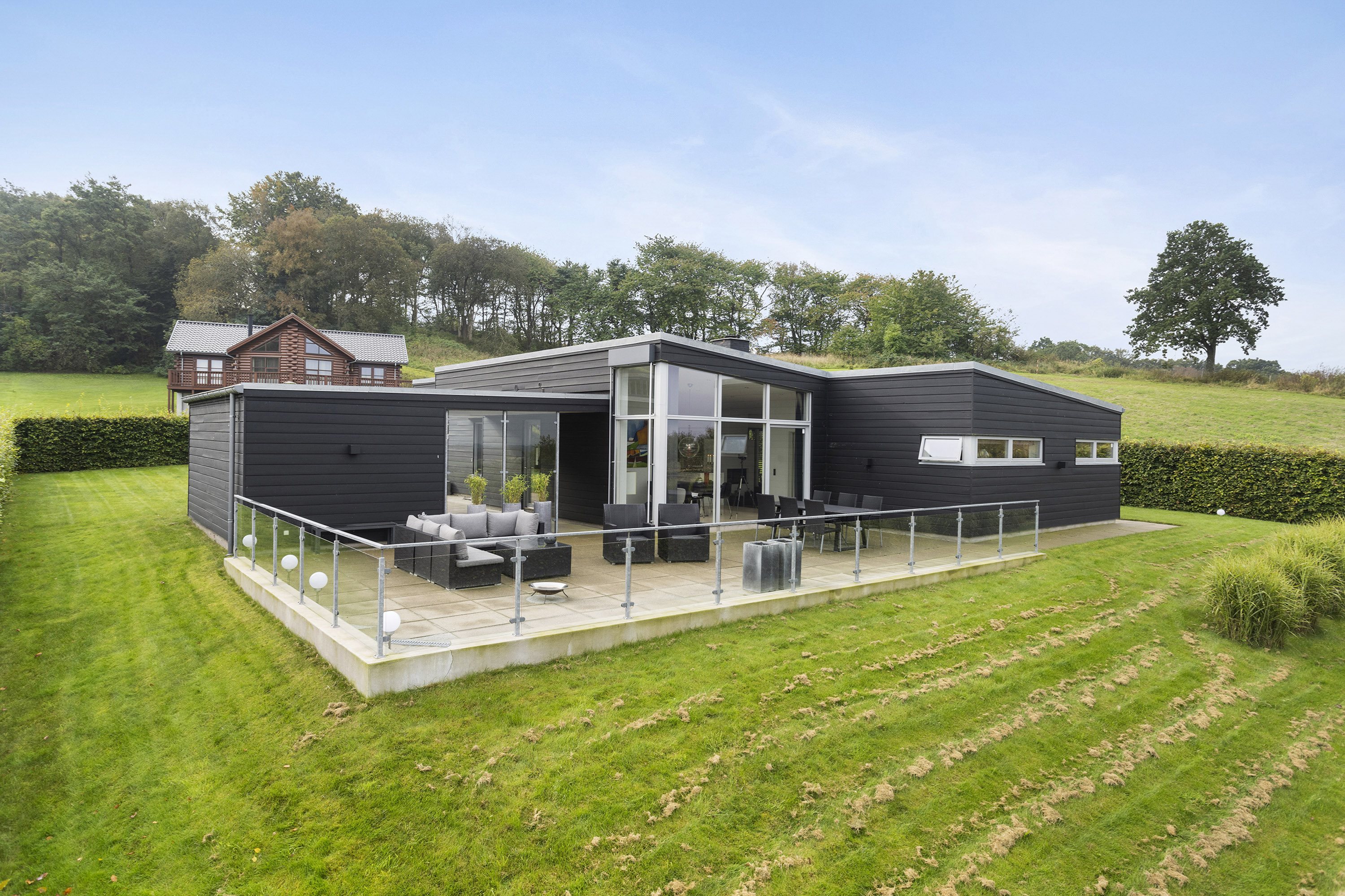 Fremhævet facade billede i fuldskærmstilstand. Billede af Vesteråsene 40, 9900 Frederikshavn