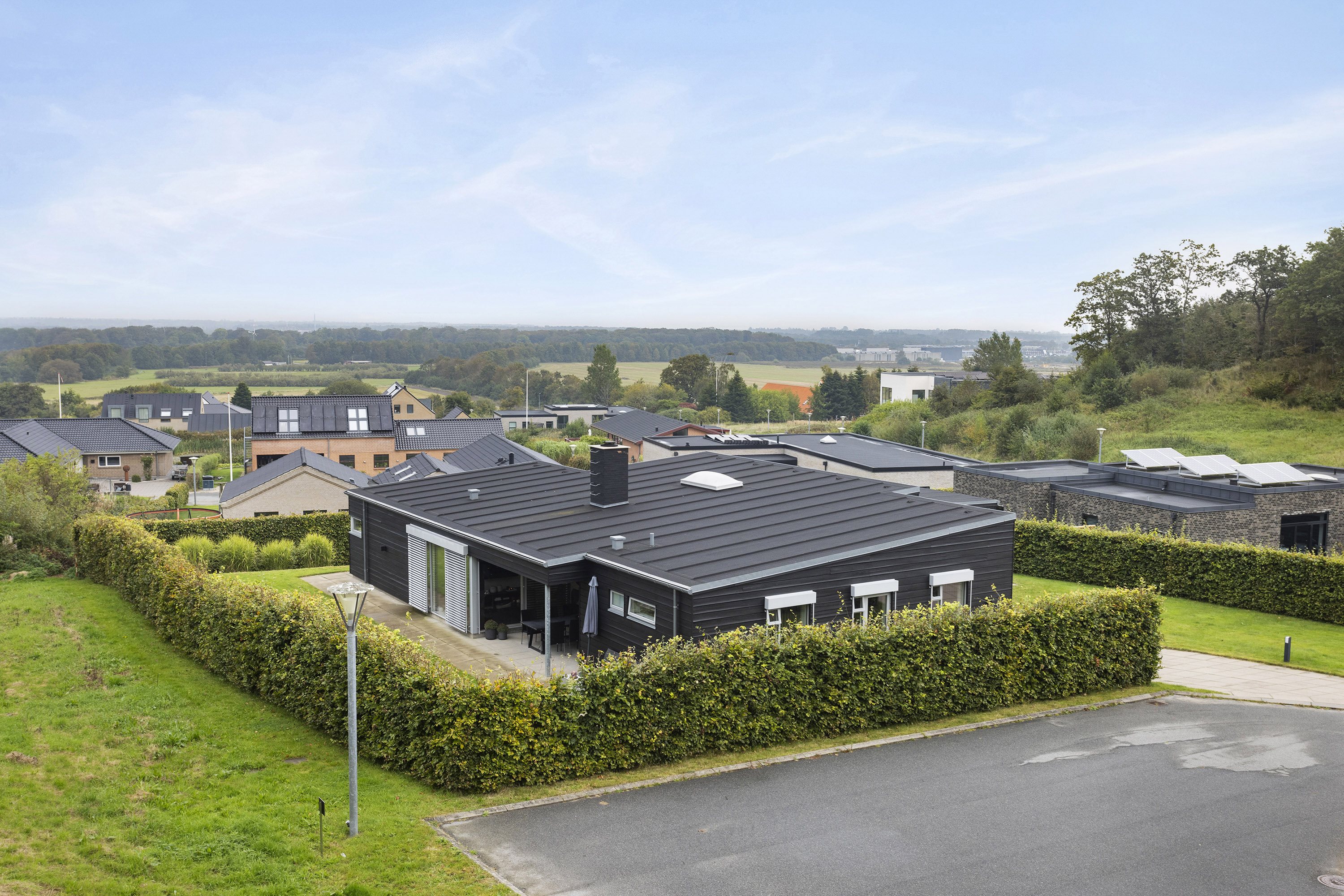 Fremhævet facade billede i fuldskærmstilstand. Billede af Vesteråsene 40, 9900 Frederikshavn