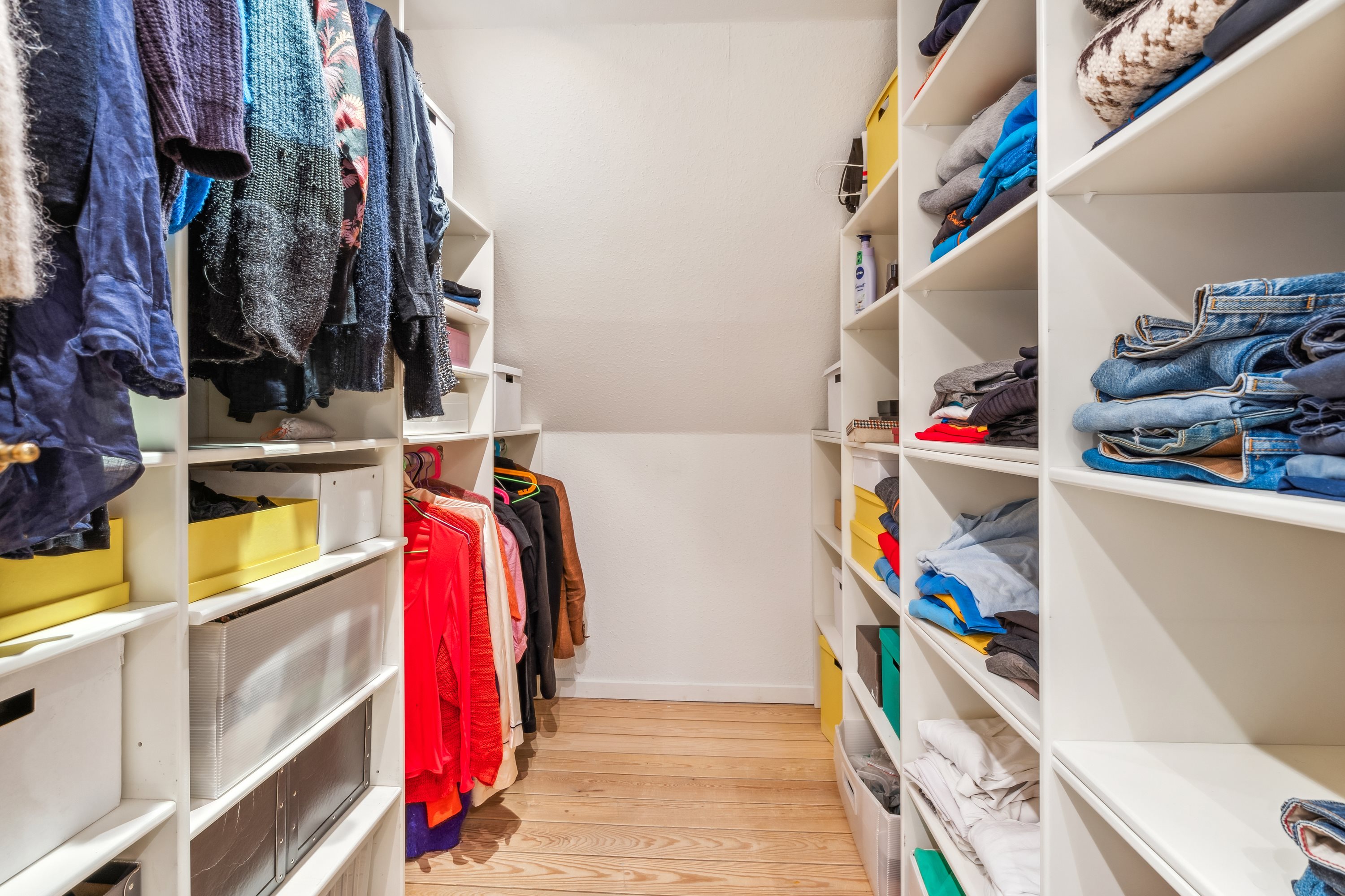 Fremhævet walkin closet billede i fuldskærmstilstand. Billede af Østre Skovvej 23, 8240 Risskov