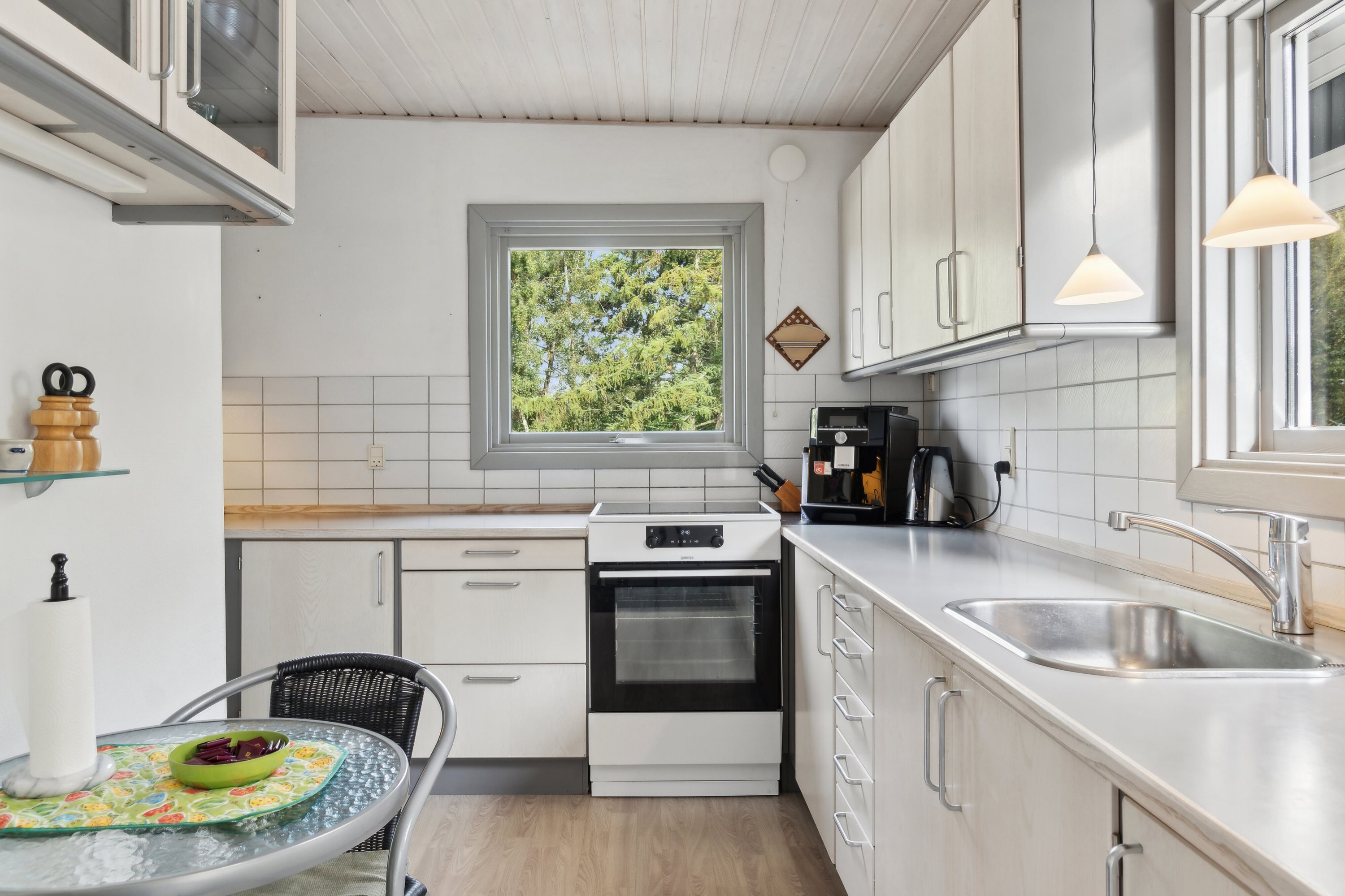 Fremhævet køkken billede i fuldskærmstilstand. Billede af Vibeengen 1, 4550 Asnæs