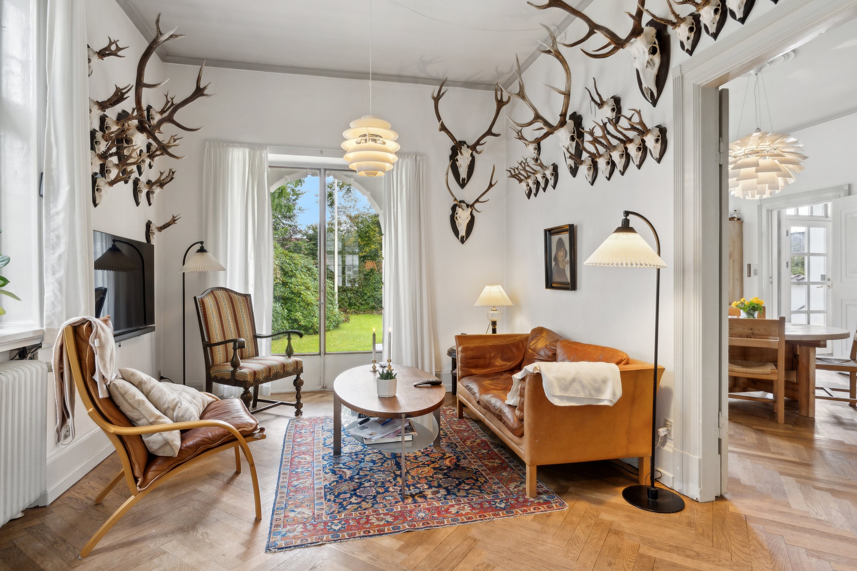 Fremhævet stue billede i fuldskærmstilstand. Billede af Svanelundsvej 14, 9800 Hjørring