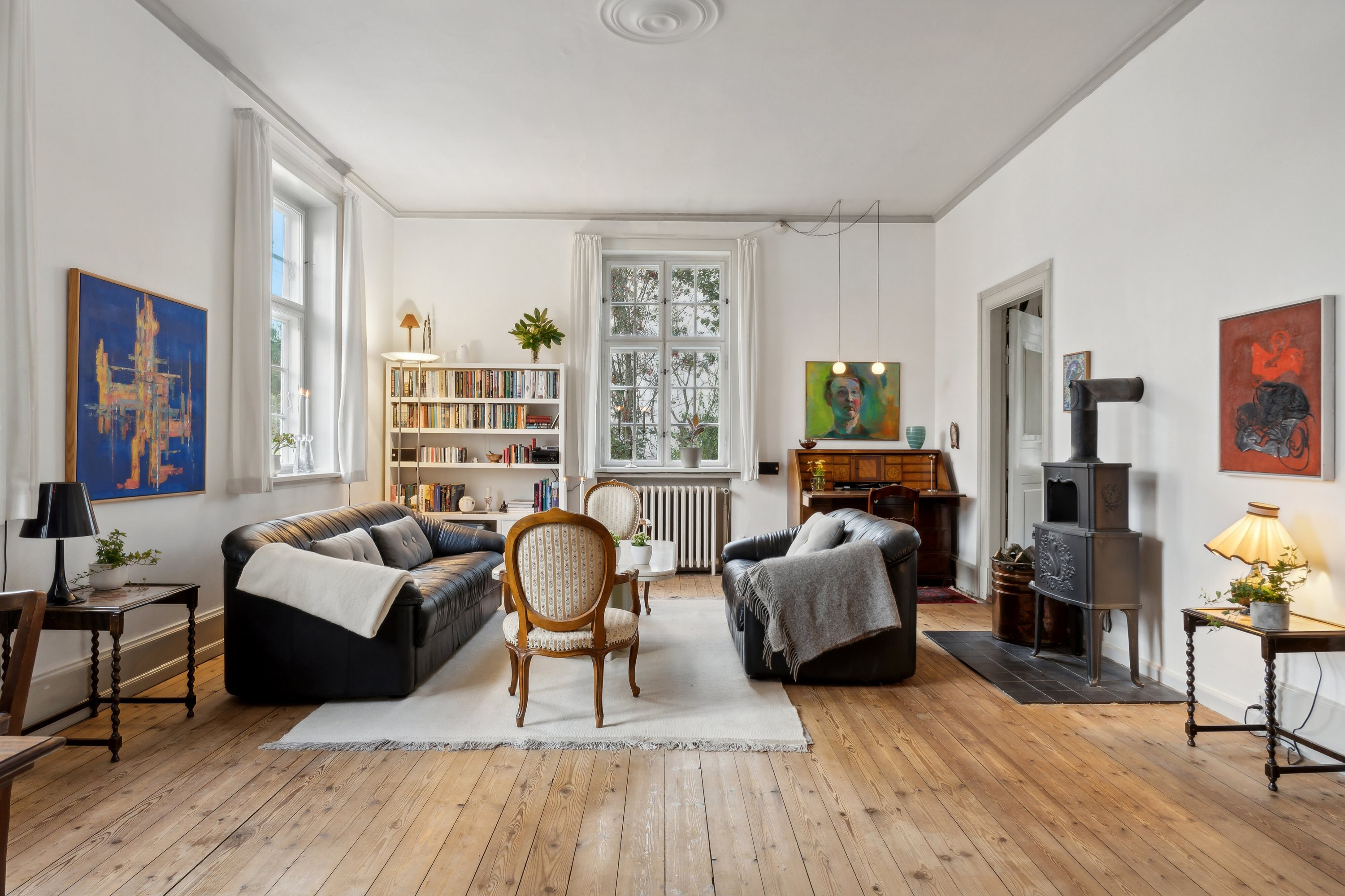 Fremhævet stue billede i fuldskærmstilstand. Billede af Svanelundsvej 14, 9800 Hjørring