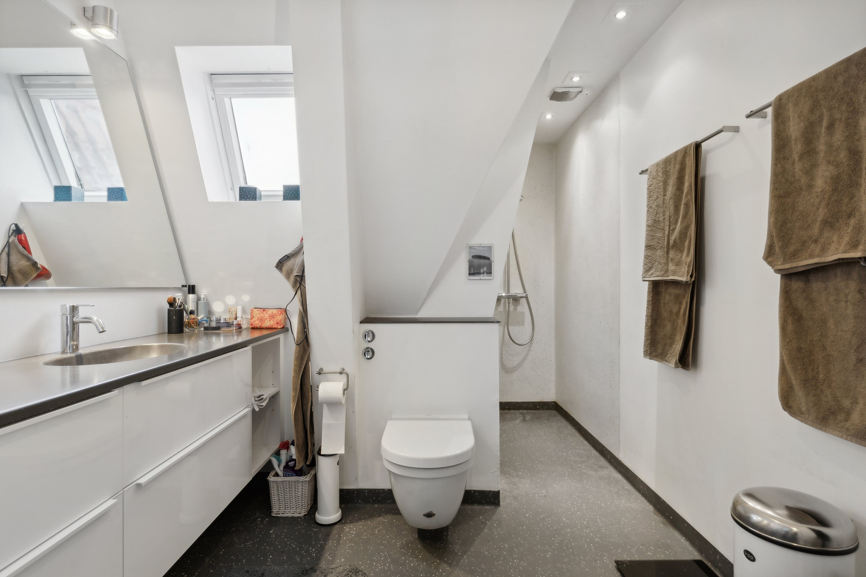 Fremhævet badeværelse billede i fuldskærmstilstand. Billede af Svanelundsvej 14, 9800 Hjørring