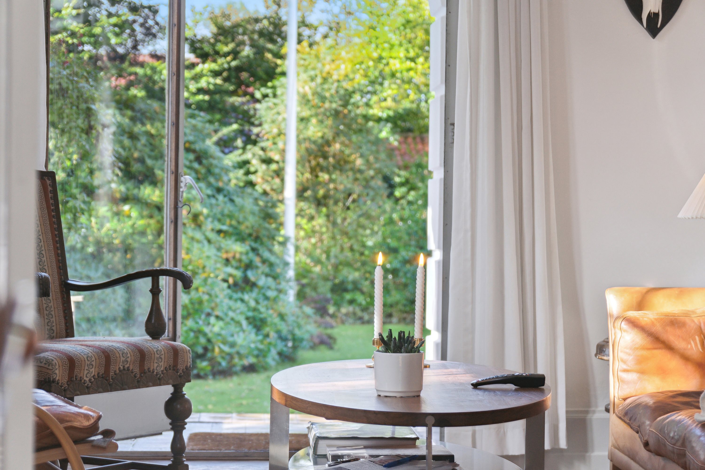 Fremhævet stue billede i fuldskærmstilstand. Billede af Svanelundsvej 14, 9800 Hjørring