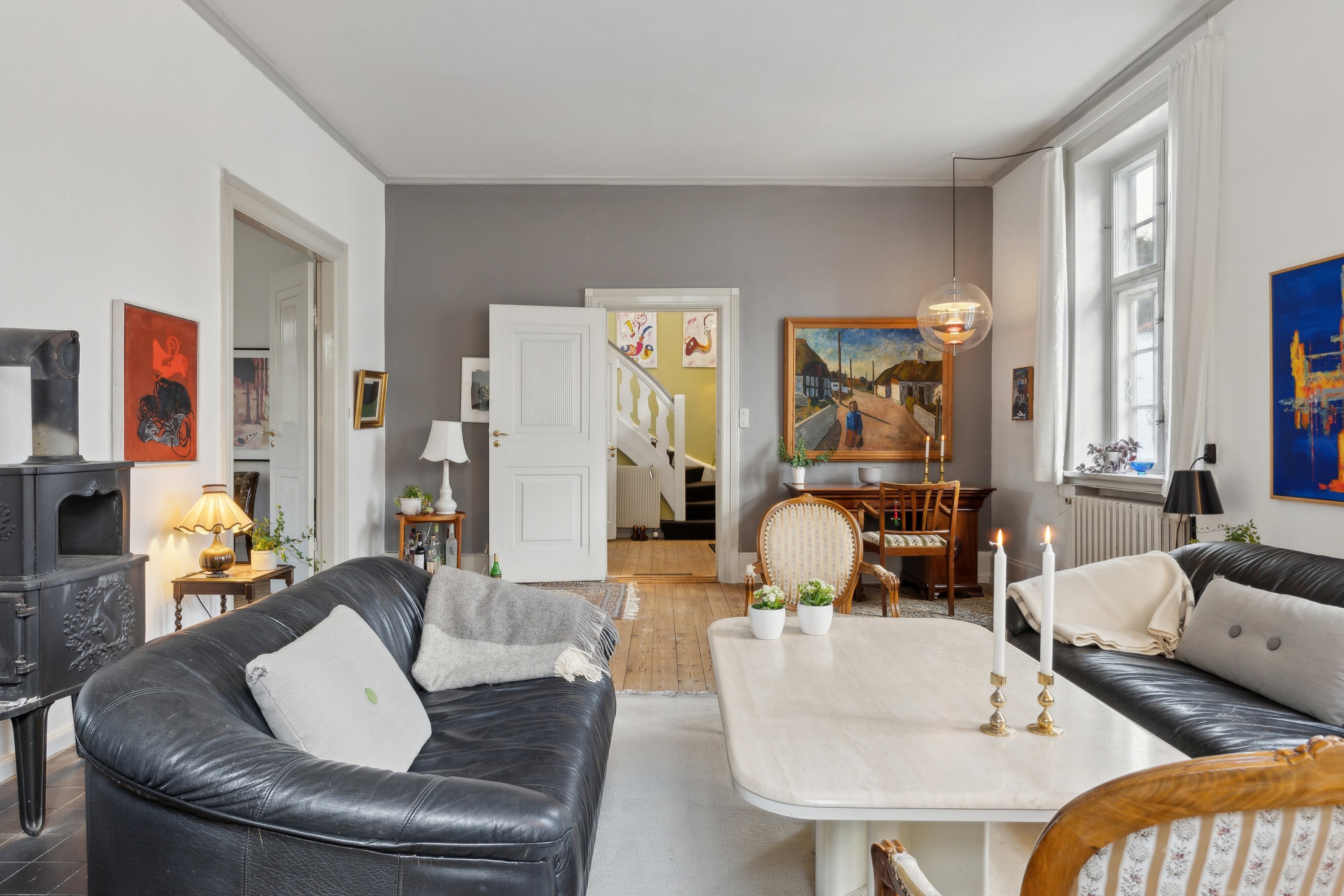 Fremhævet stue billede i fuldskærmstilstand. Billede af Svanelundsvej 14, 9800 Hjørring