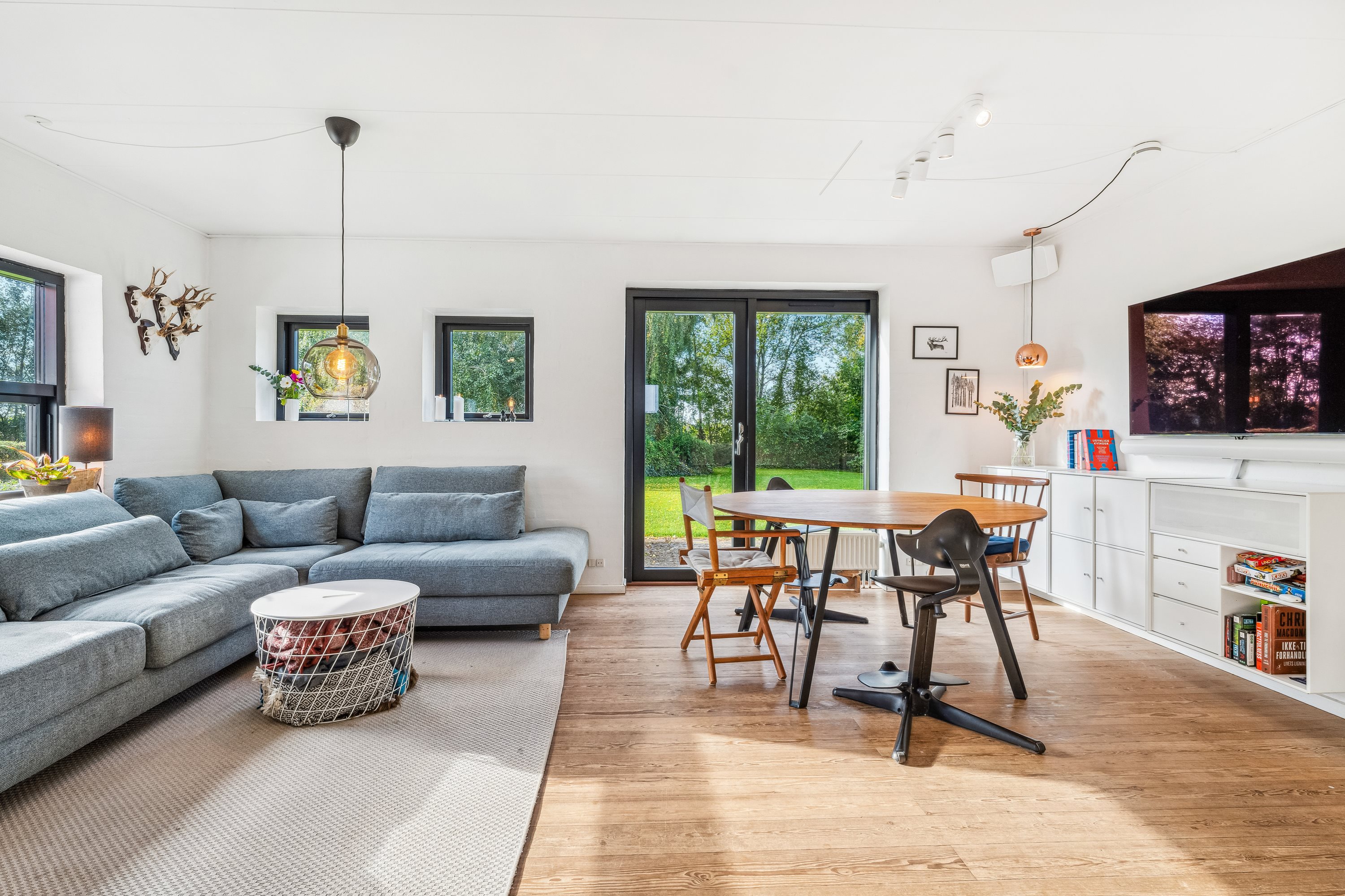 Fremhævet stue billede i fuldskærmstilstand. Billede af Møllevej 7, Langskov, 8370 Hadsten