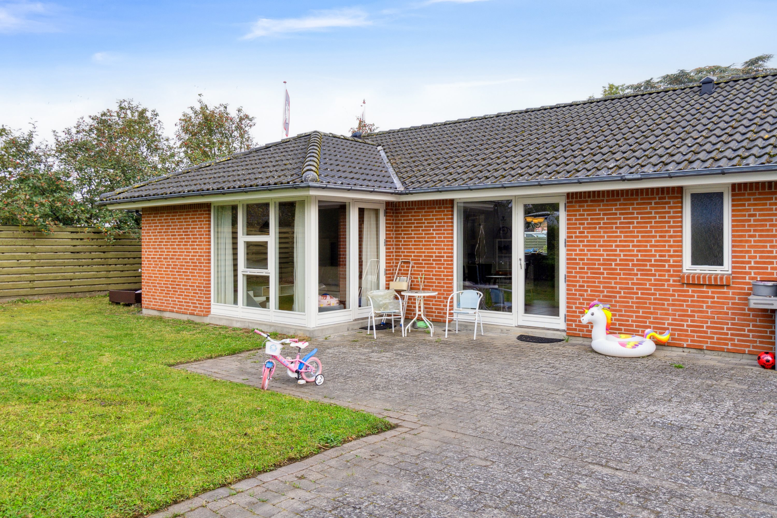 Fremhævet set fra haven billede i fuldskærmstilstand. Billede af Karolinevej 11, 4200 Slagelse