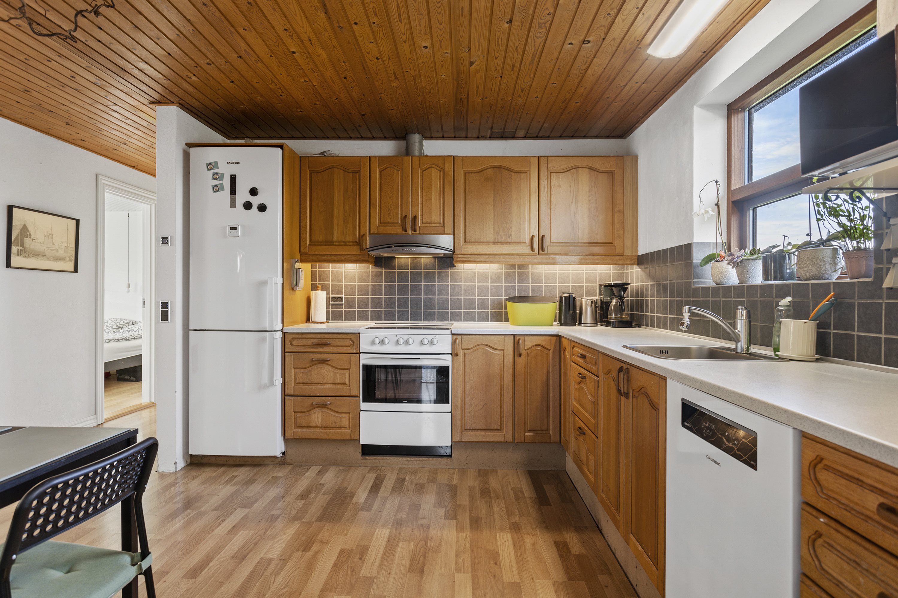 Fremhævet køkken billede i fuldskærmstilstand. Billede af Klitlund 31, 9900 Frederikshavn