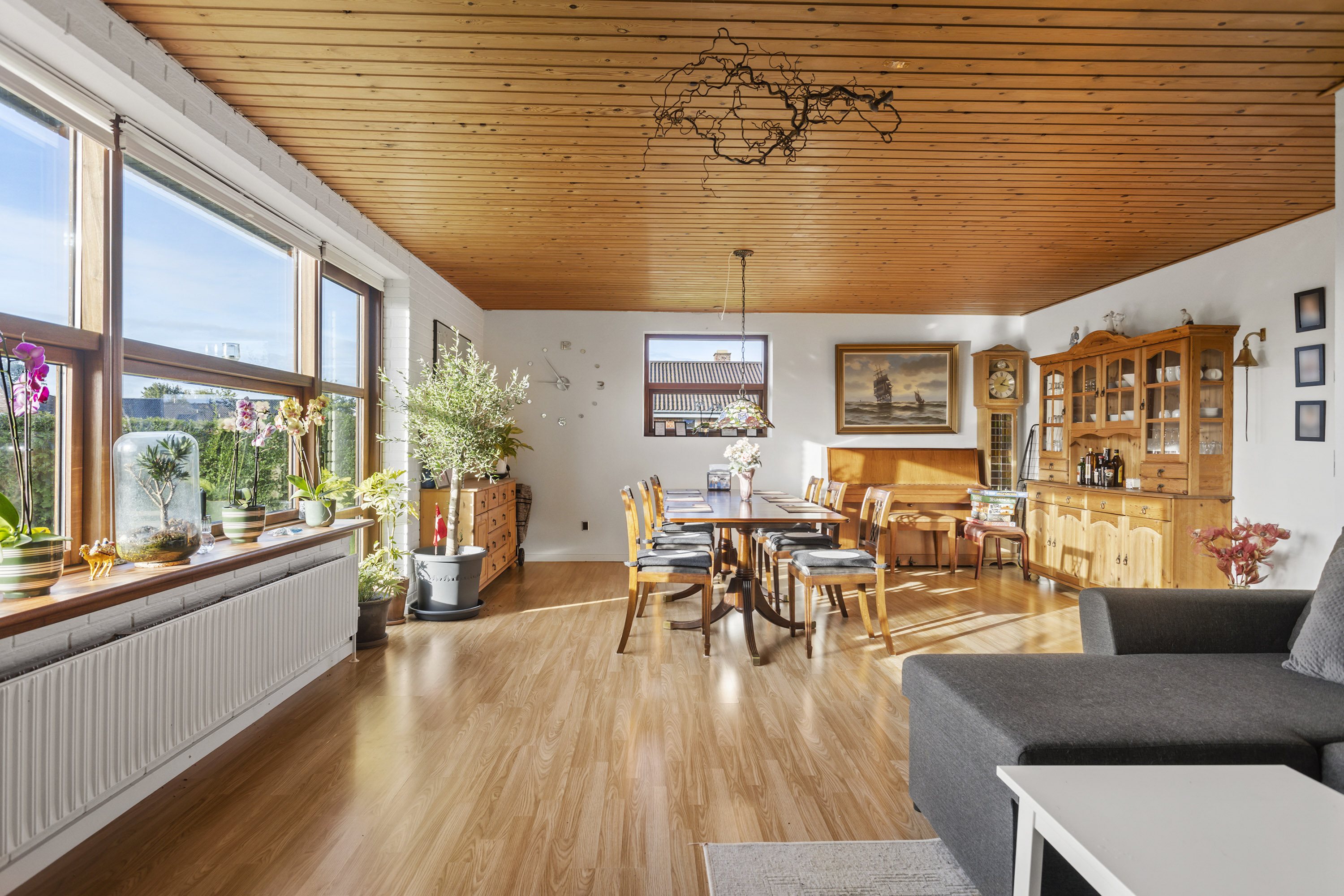 Fremhævet stue billede i fuldskærmstilstand. Billede af Klitlund 31, 9900 Frederikshavn