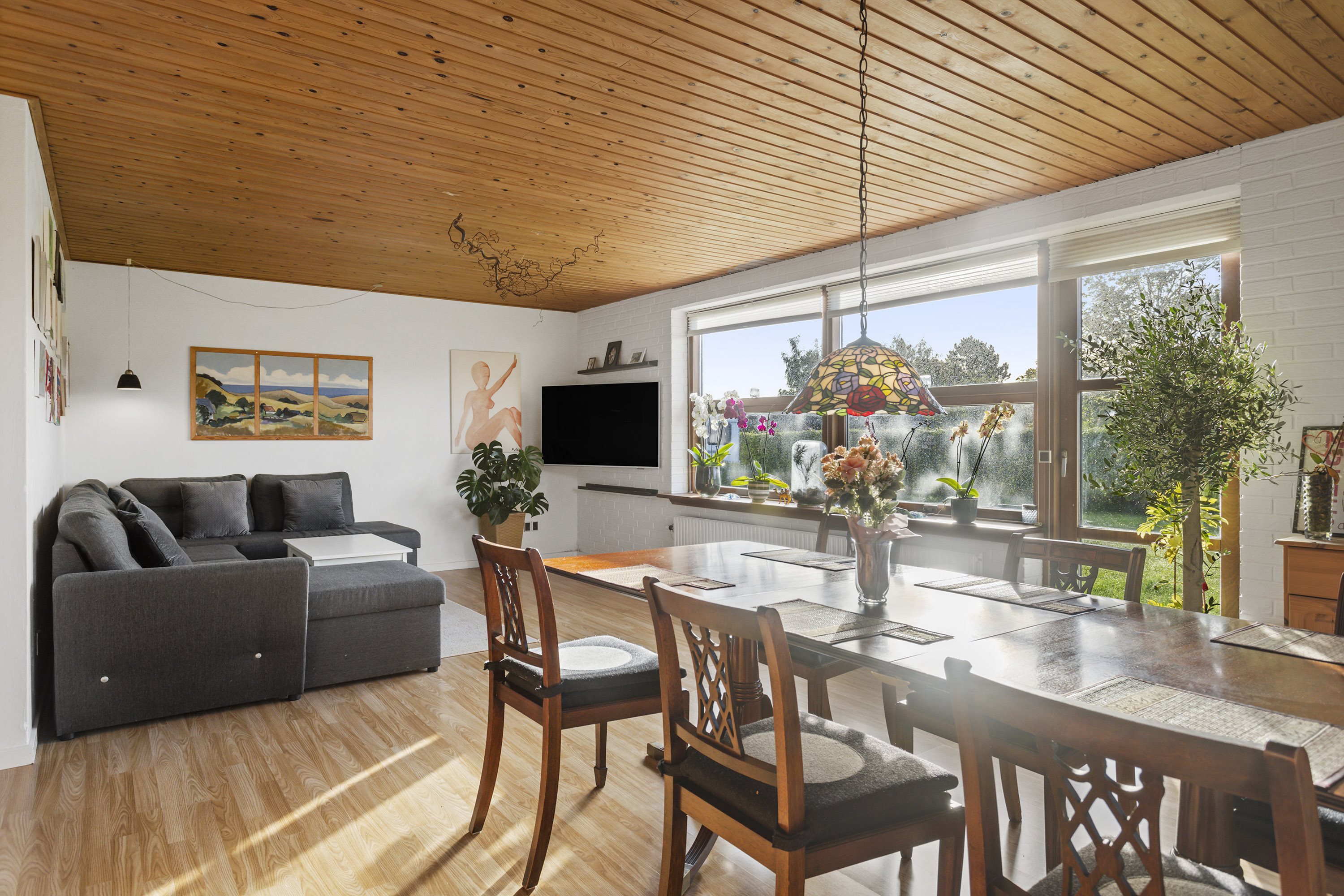 Fremhævet stue billede i fuldskærmstilstand. Billede af Klitlund 31, 9900 Frederikshavn