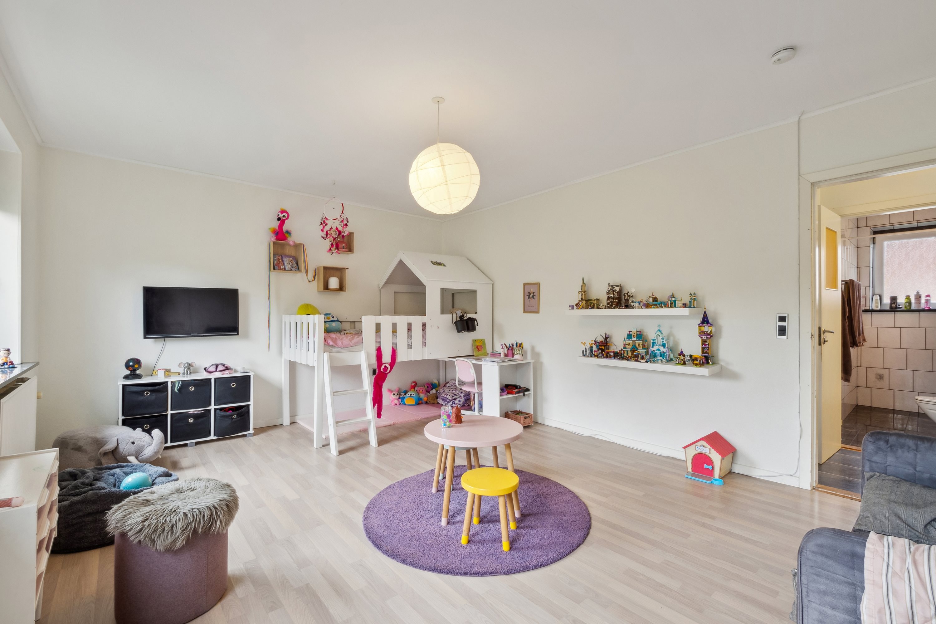 Fremhævet stue billede i fuldskærmstilstand. Billede af Emilievej 25, 7900 Nykøbing M