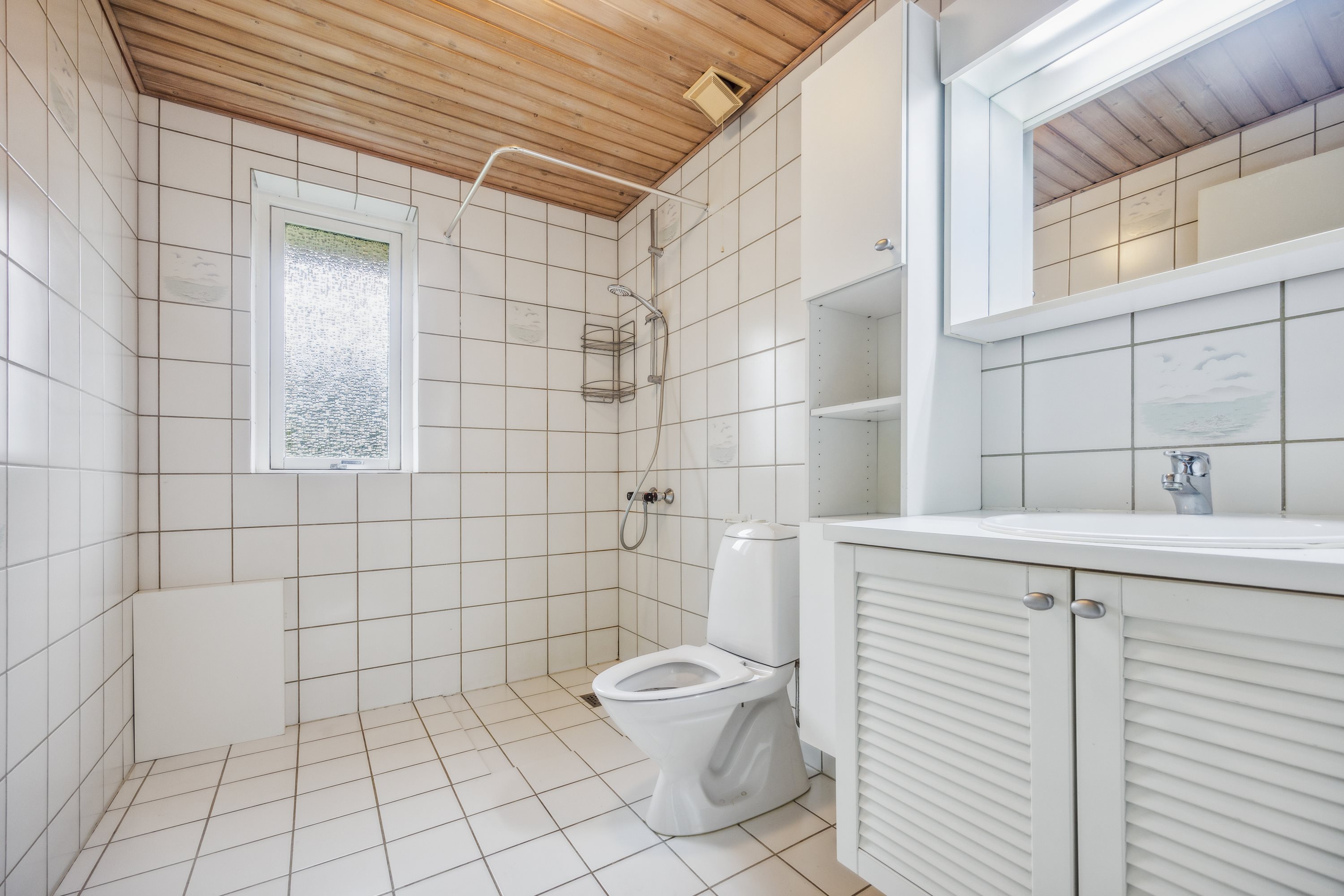 Fremhævet badeværelse billede i fuldskærmstilstand. Billede af Haslundparken 9, Vester Hassing, 9310 Vodskov