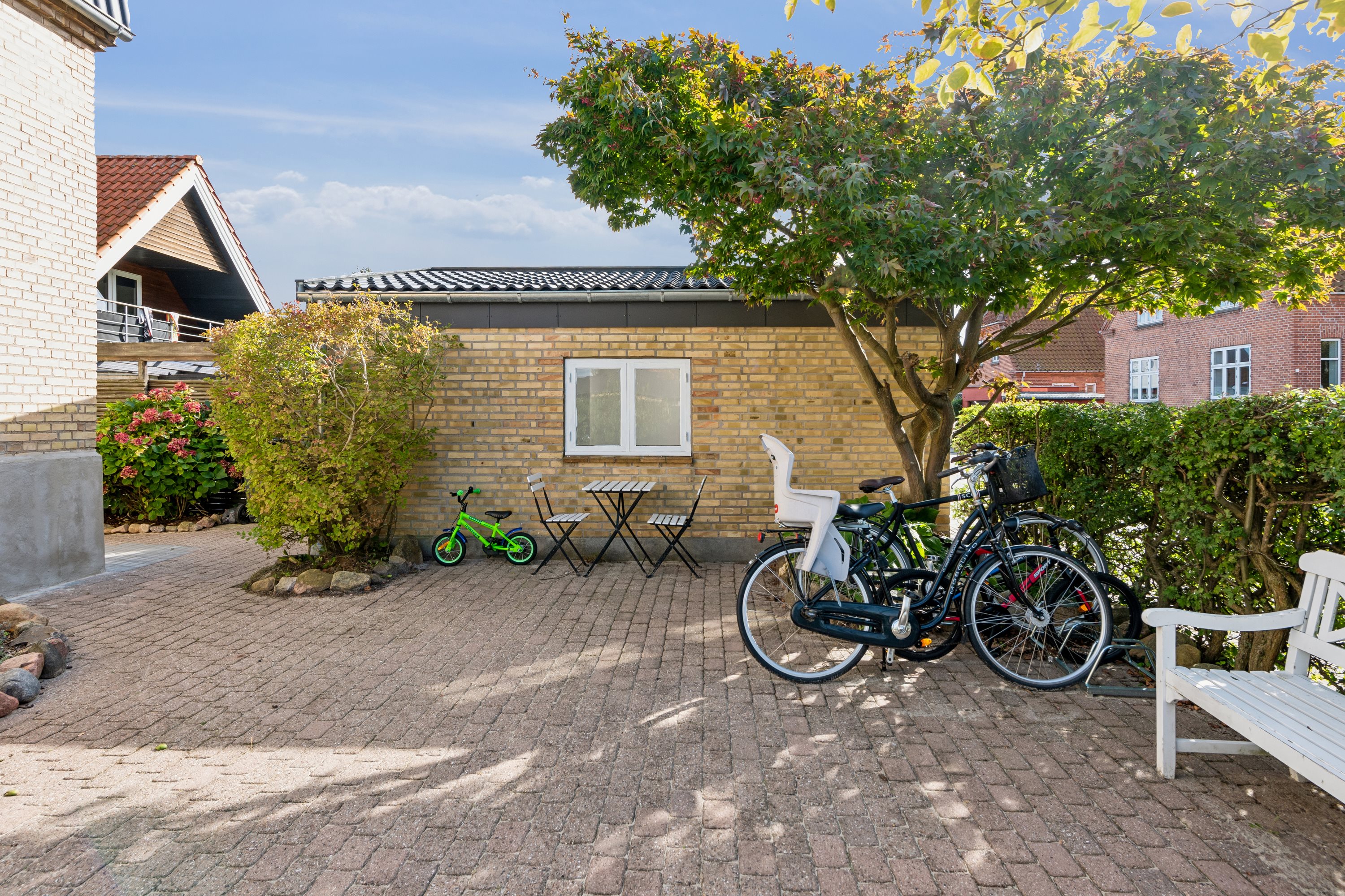 Fremhævet forhave/garage billede i fuldskærmstilstand. Billede af Tordenskjoldsvej 13, 3000 Helsingør