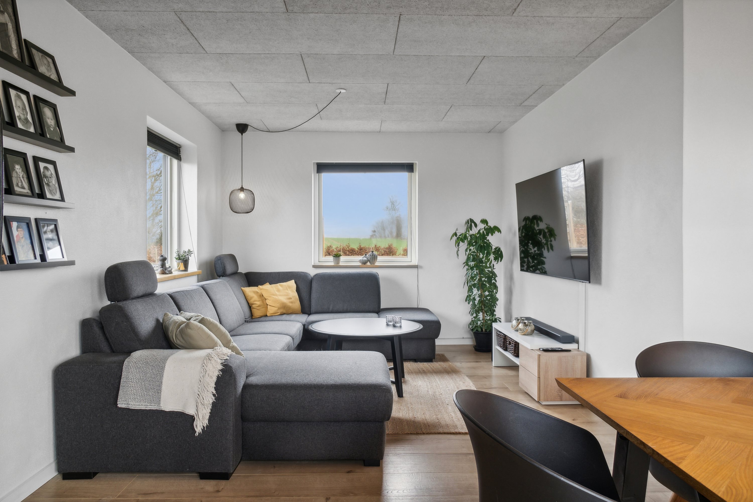 Fremhævet stue billede i fuldskærmstilstand. Billede af Kværndrup Vænge 8, 5772 Kværndrup