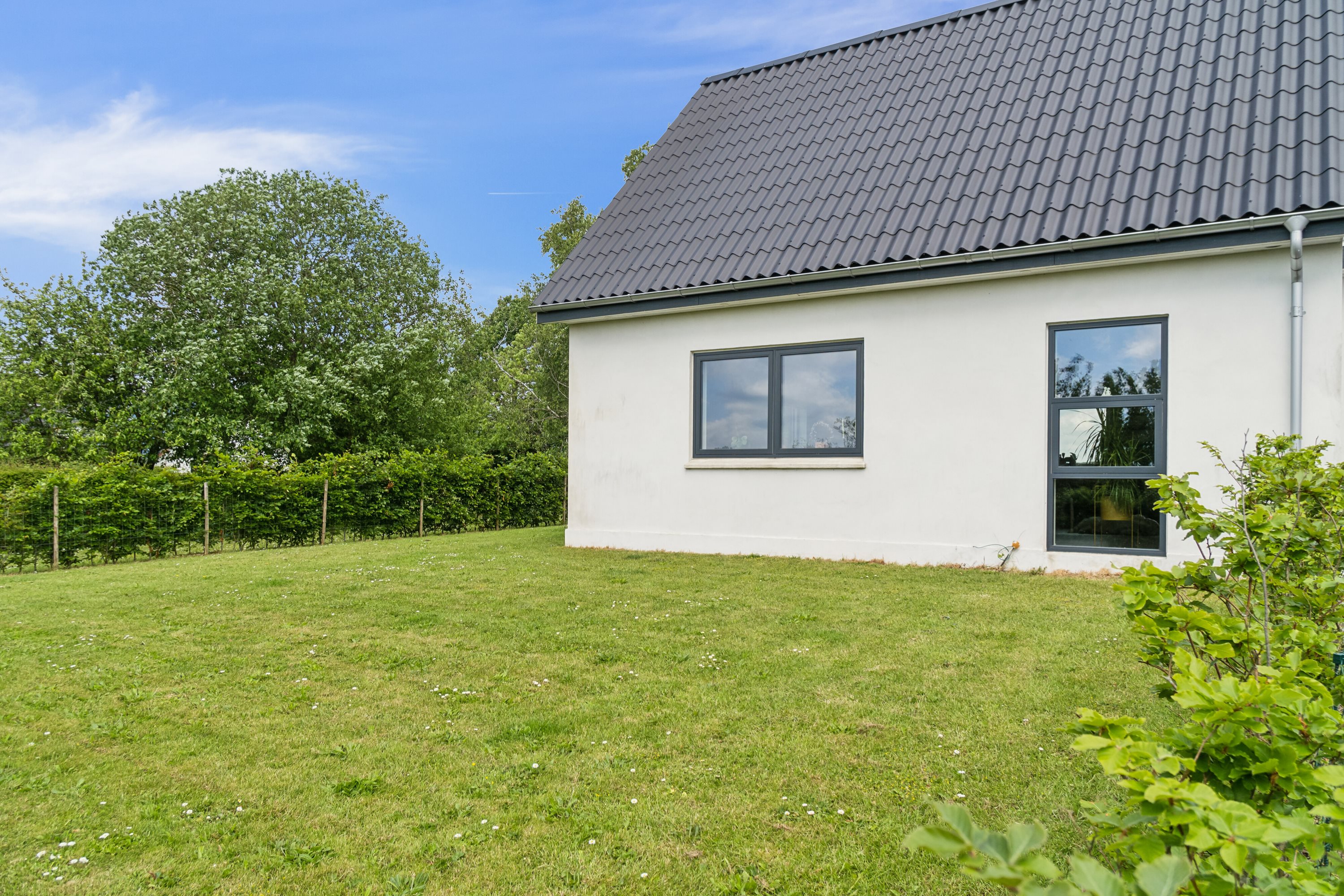 Fremhævet set fra haven billede i fuldskærmstilstand. Billede af Kværndrup Vænge 8, 5772 Kværndrup