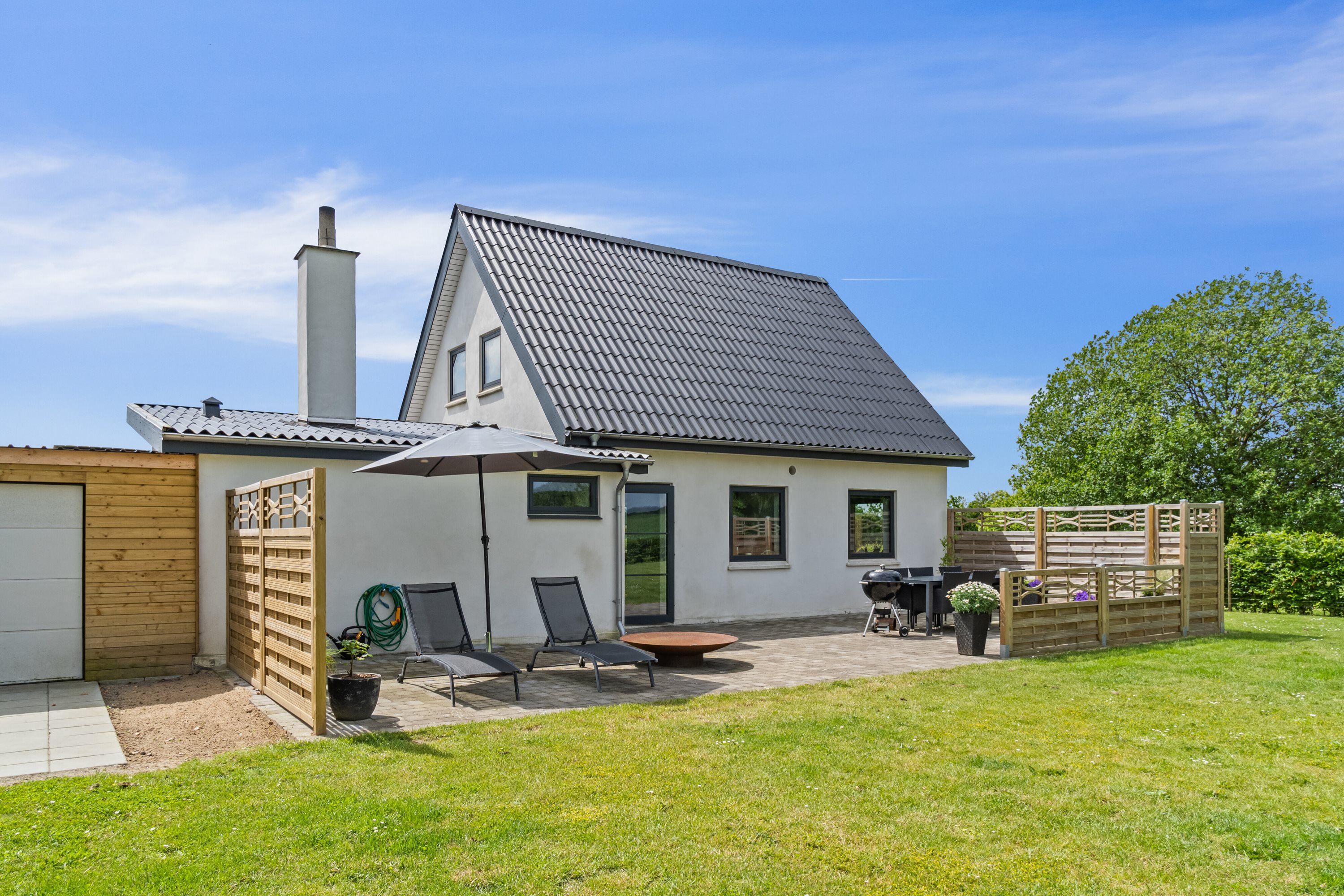 Fremhævet set fra haven billede i fuldskærmstilstand. Billede af Kværndrup Vænge 8, 5772 Kværndrup