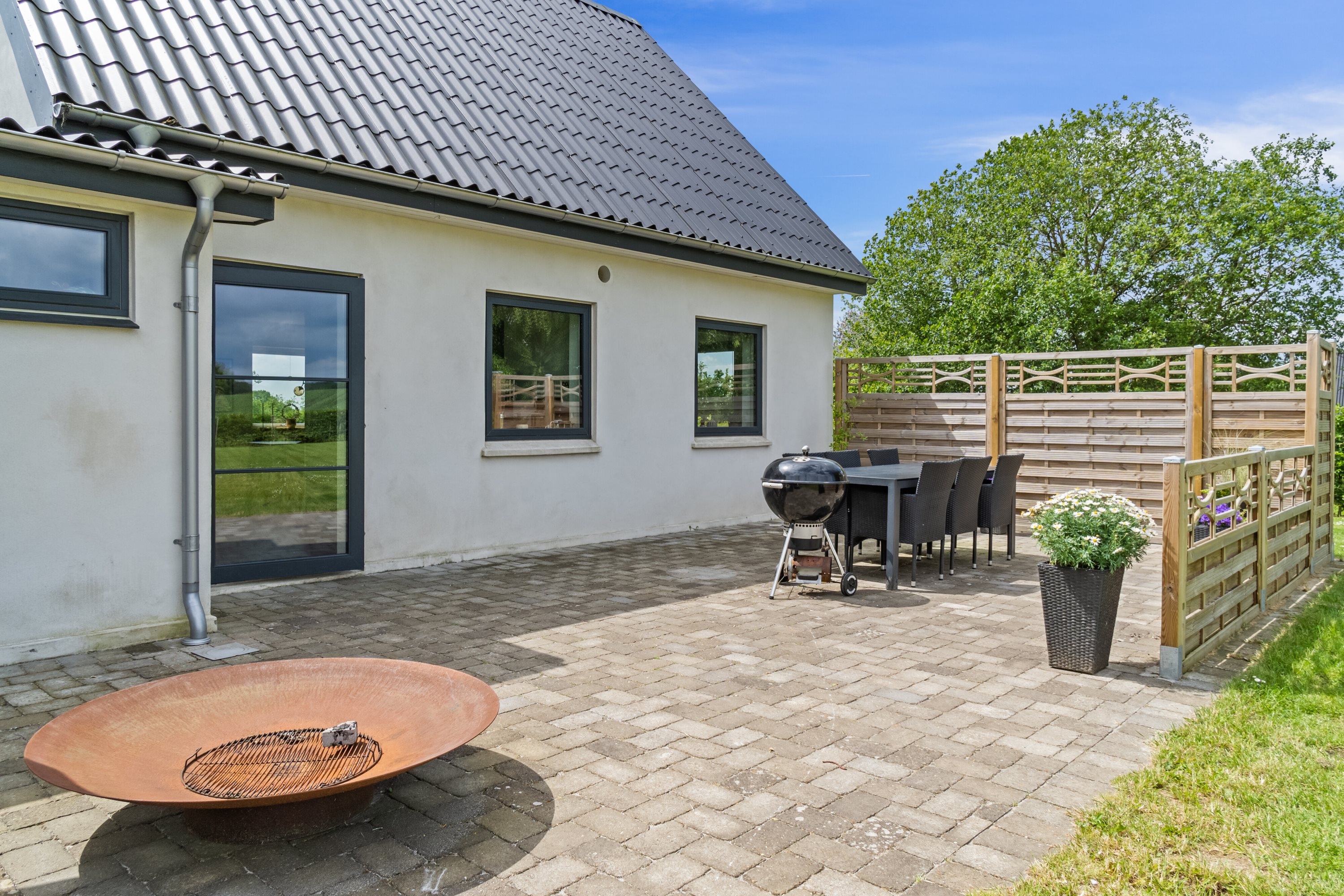 Fremhævet set fra haven billede i fuldskærmstilstand. Billede af Kværndrup Vænge 8, 5772 Kværndrup