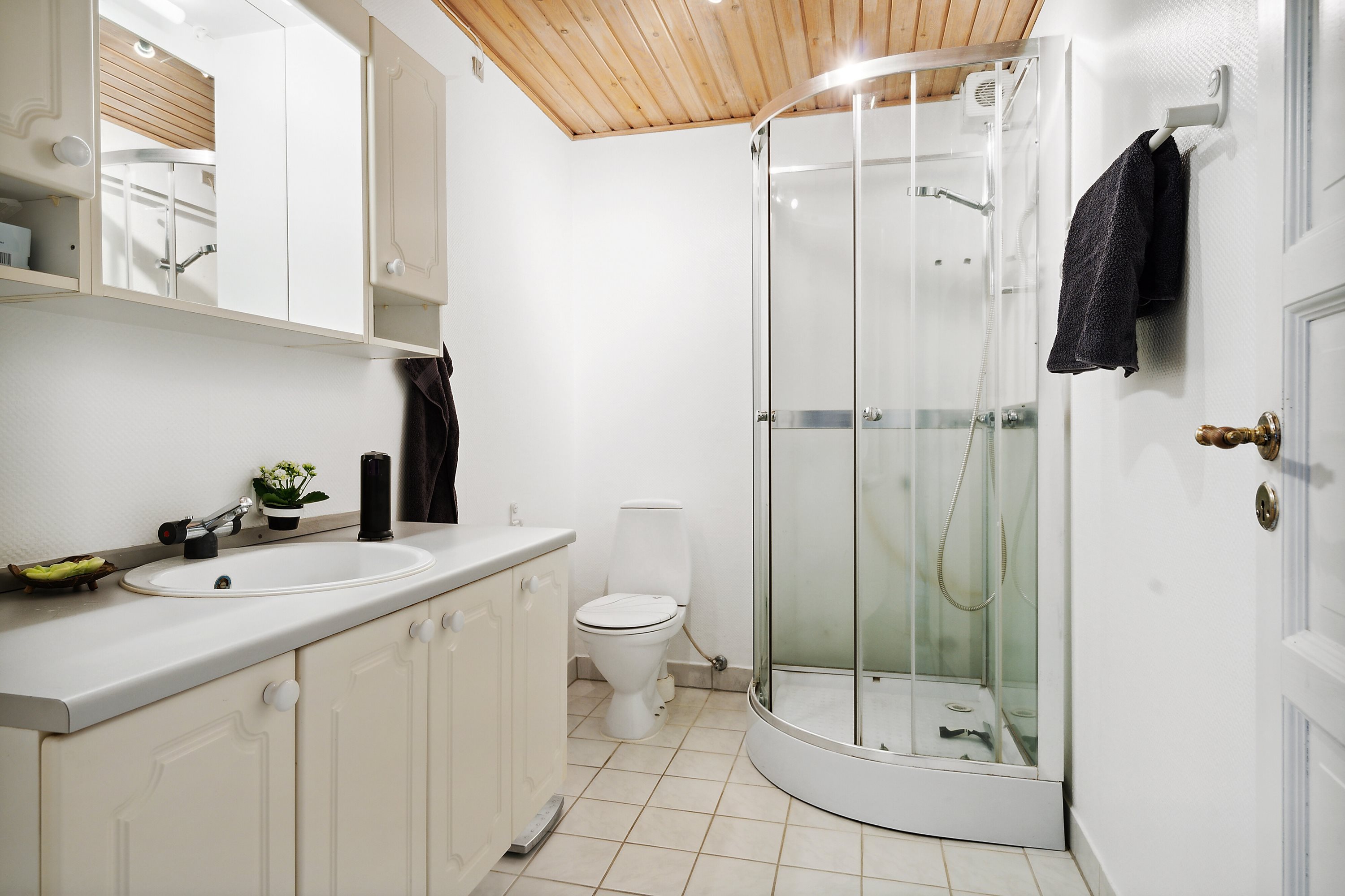 Fremhævet badeværelse billede i fuldskærmstilstand. Billede af Vestbygade 9A-D, Haverslev, 9610 Nørager