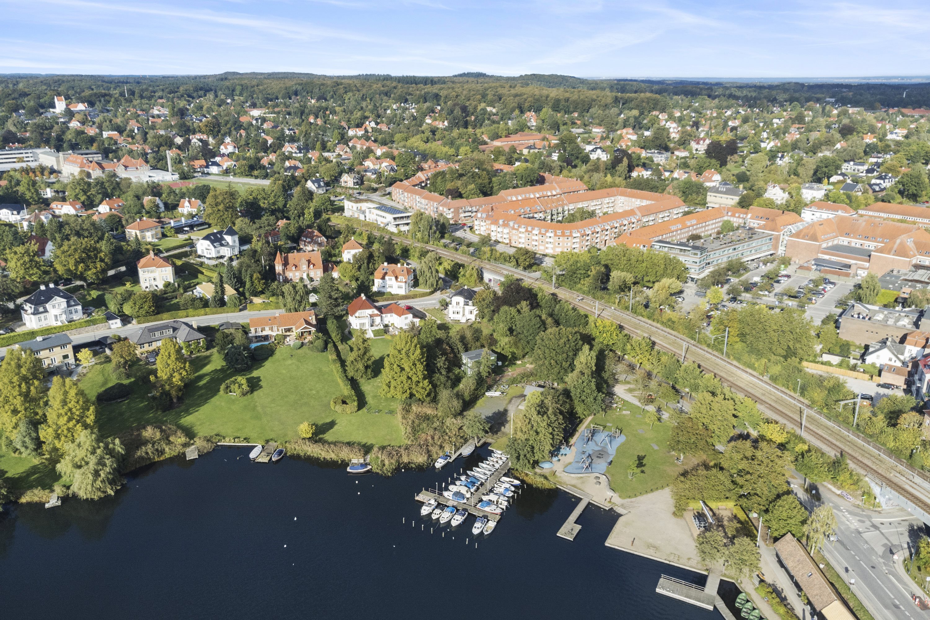 Fremhævet ejendommen billede i fuldskærmstilstand. Billede af Dronninggårds Alle 11, 2840 Holte