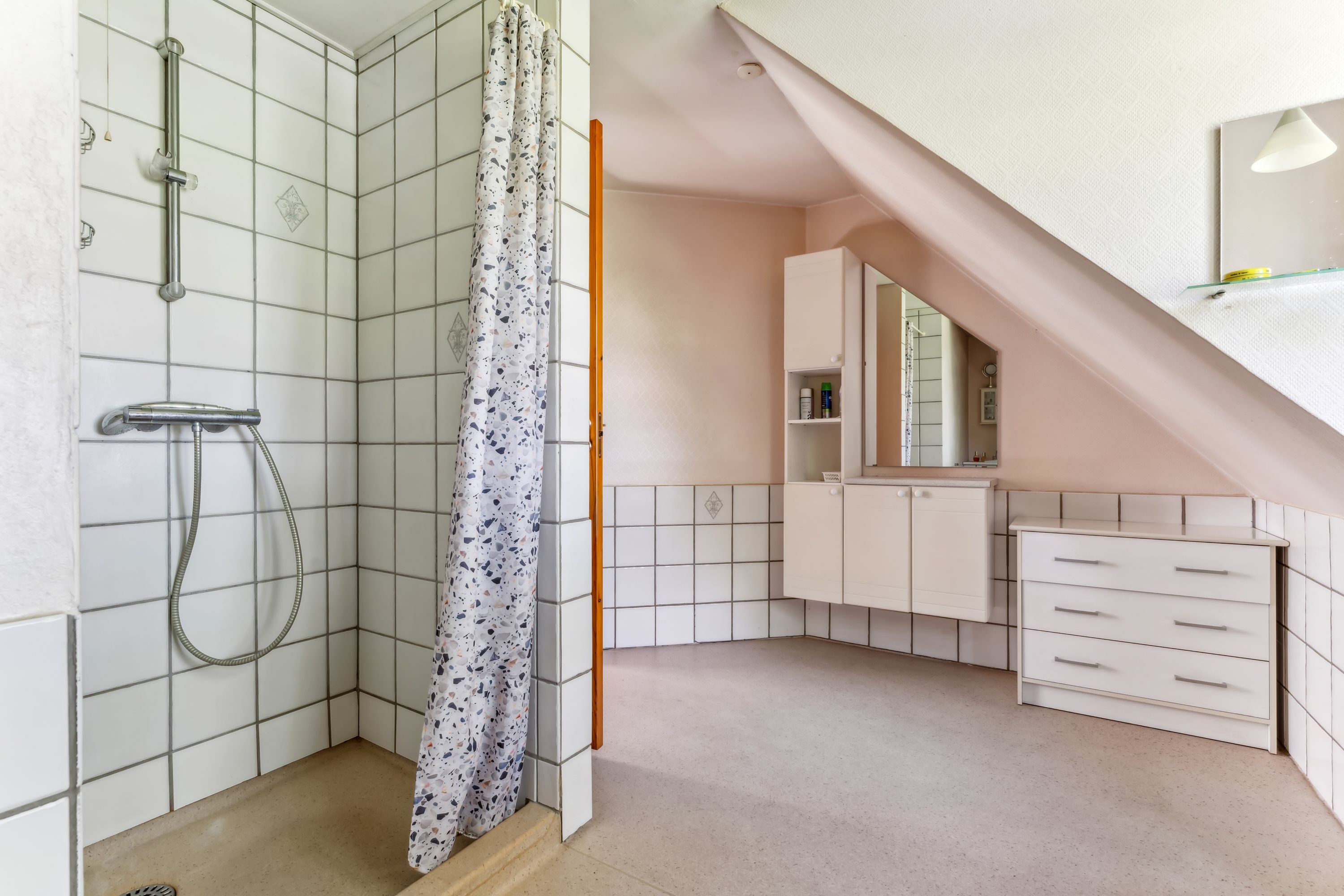 Fremhævet badeværelse billede i fuldskærmstilstand. Billede af Dengsøvej 20, V Velling, 8860 Ulstrup