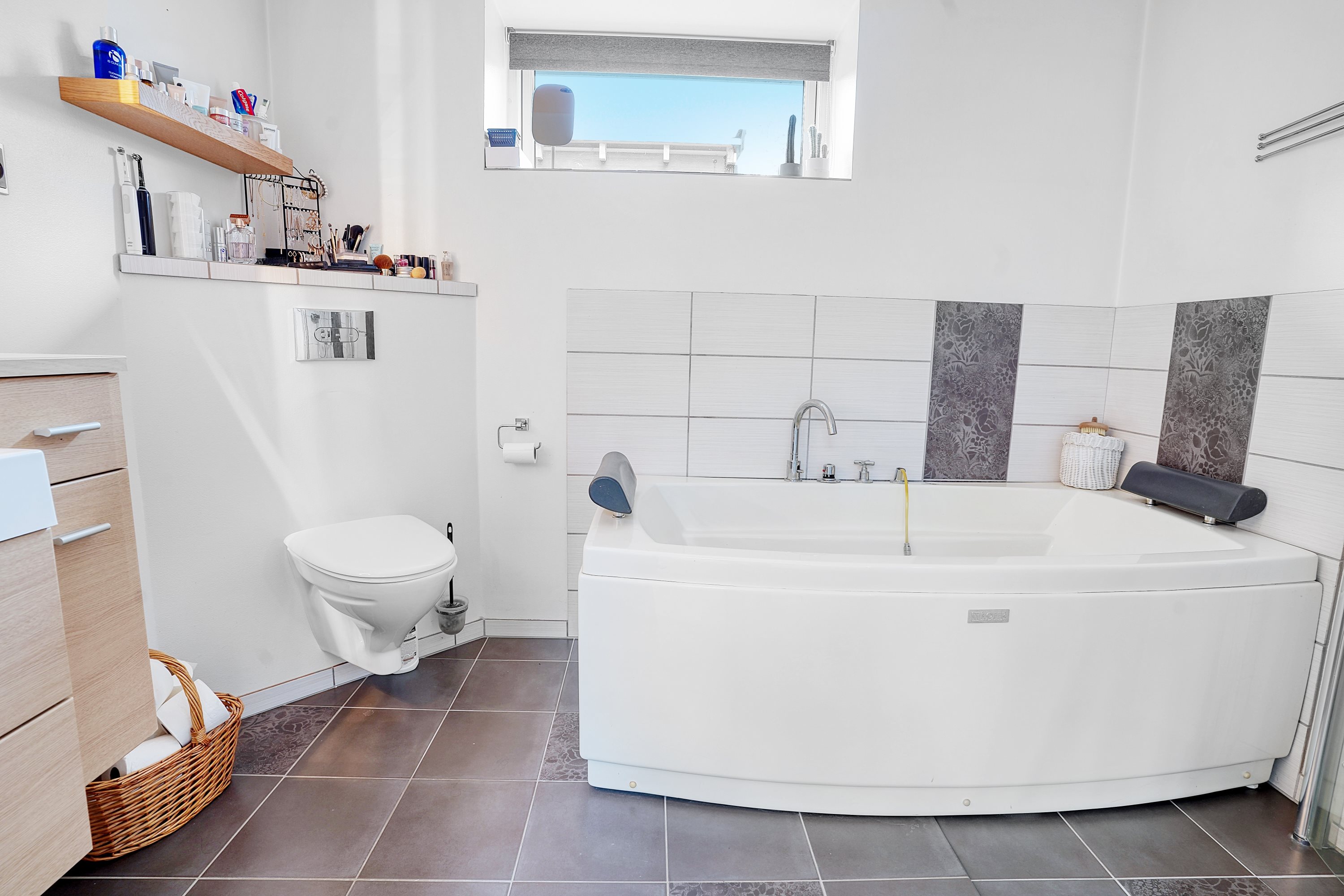 Fremhævet badeværelse billede i fuldskærmstilstand. Billede af Uggeløse Bygade 42A, 3540 Lynge