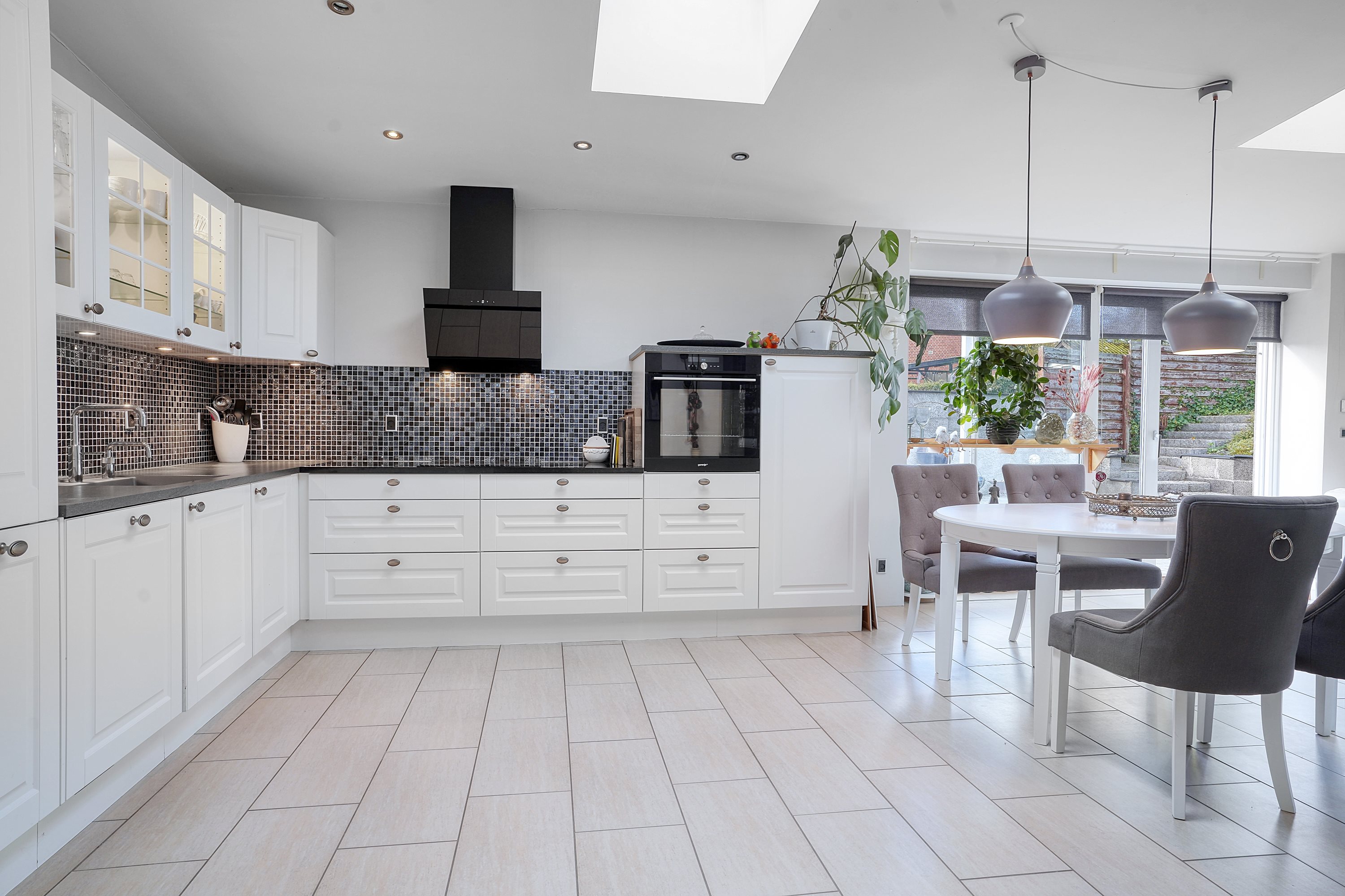 Fremhævet køkken billede i fuldskærmstilstand. Billede af Uggeløse Bygade 42A, 3540 Lynge