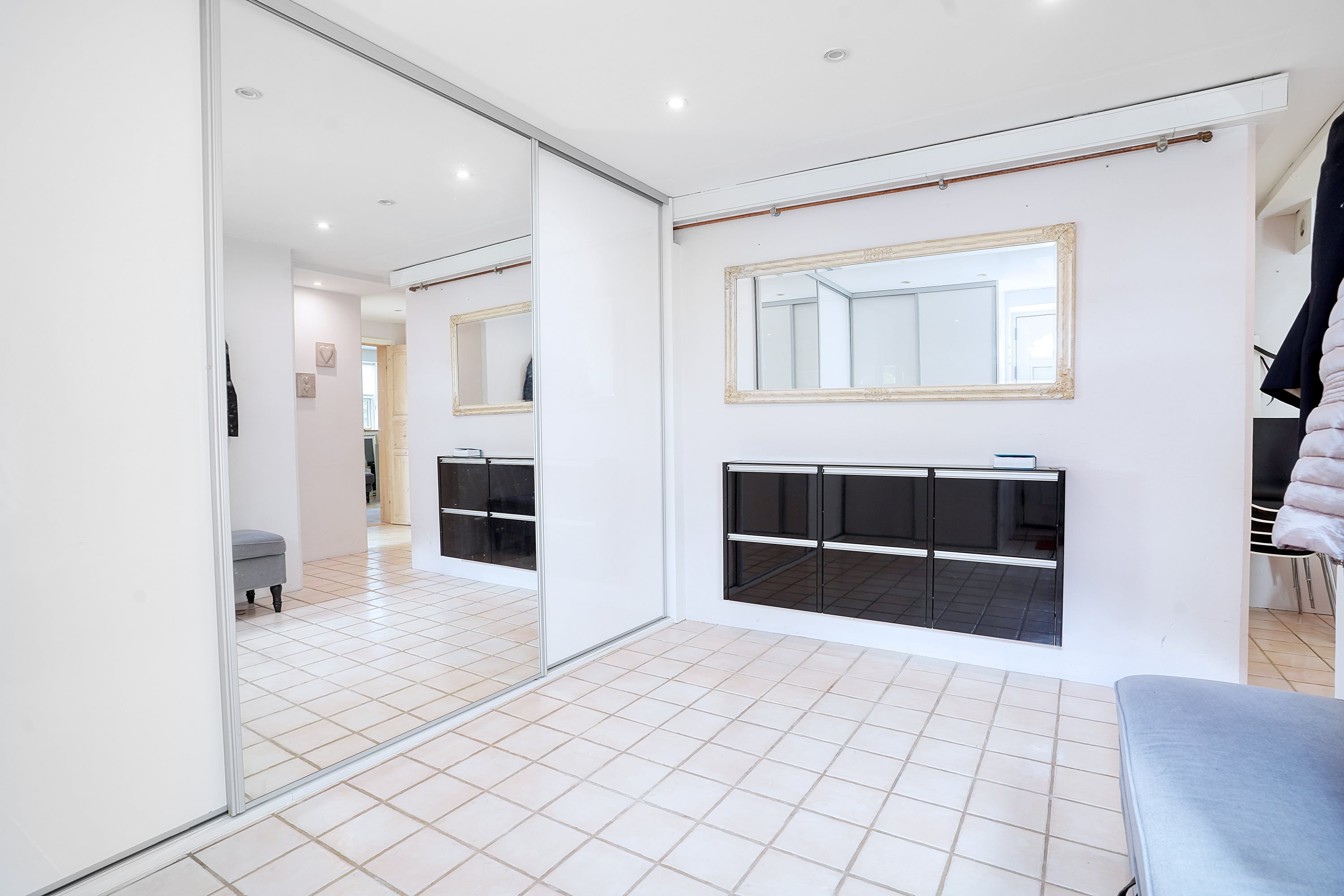 Fremhævet entré billede i fuldskærmstilstand. Billede af Uggeløse Bygade 42A, 3540 Lynge