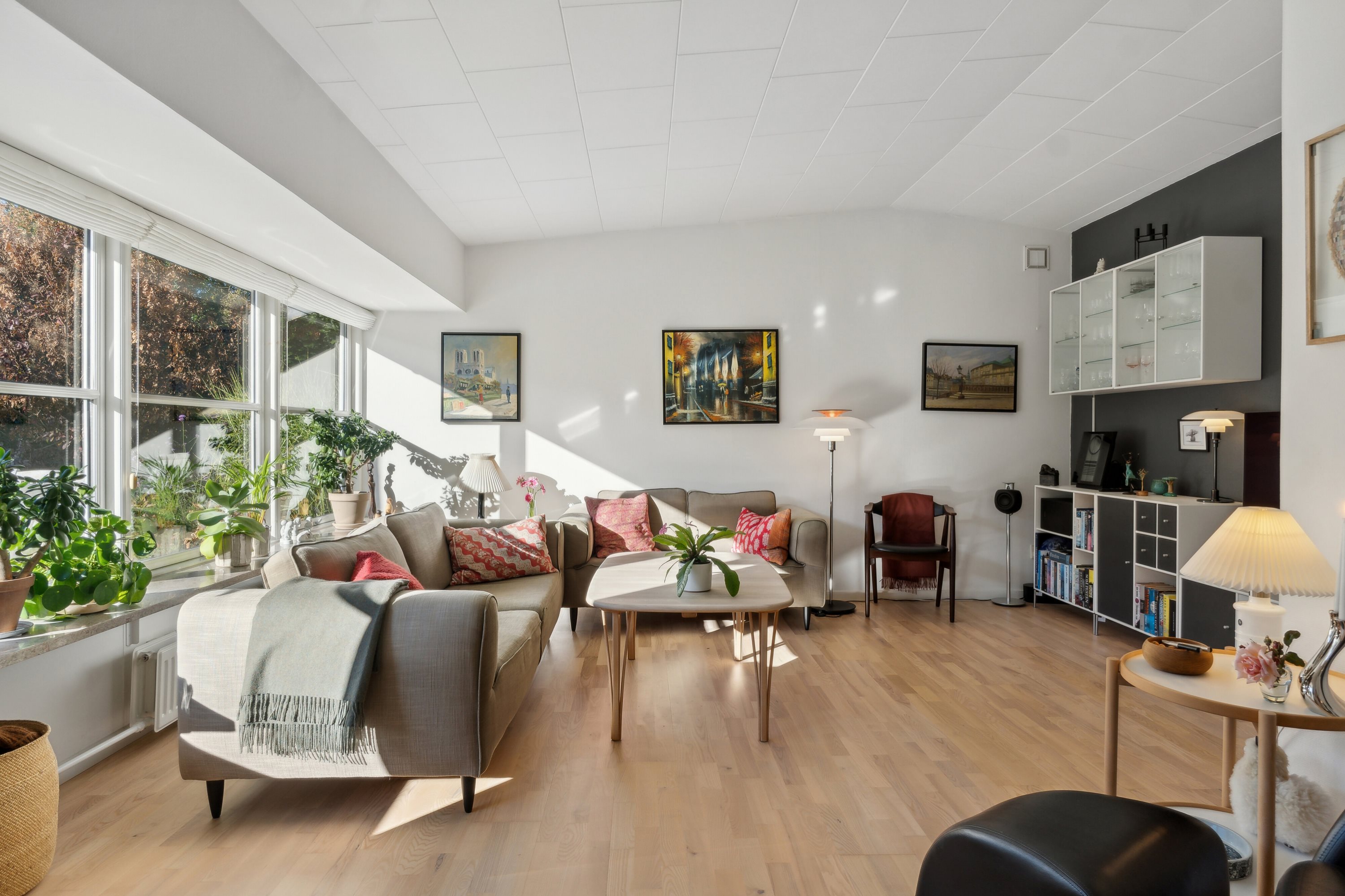 Fremhævet stue billede i fuldskærmstilstand. Billede af Ravnholmvej 13C, 2800 Kongens Lyngby