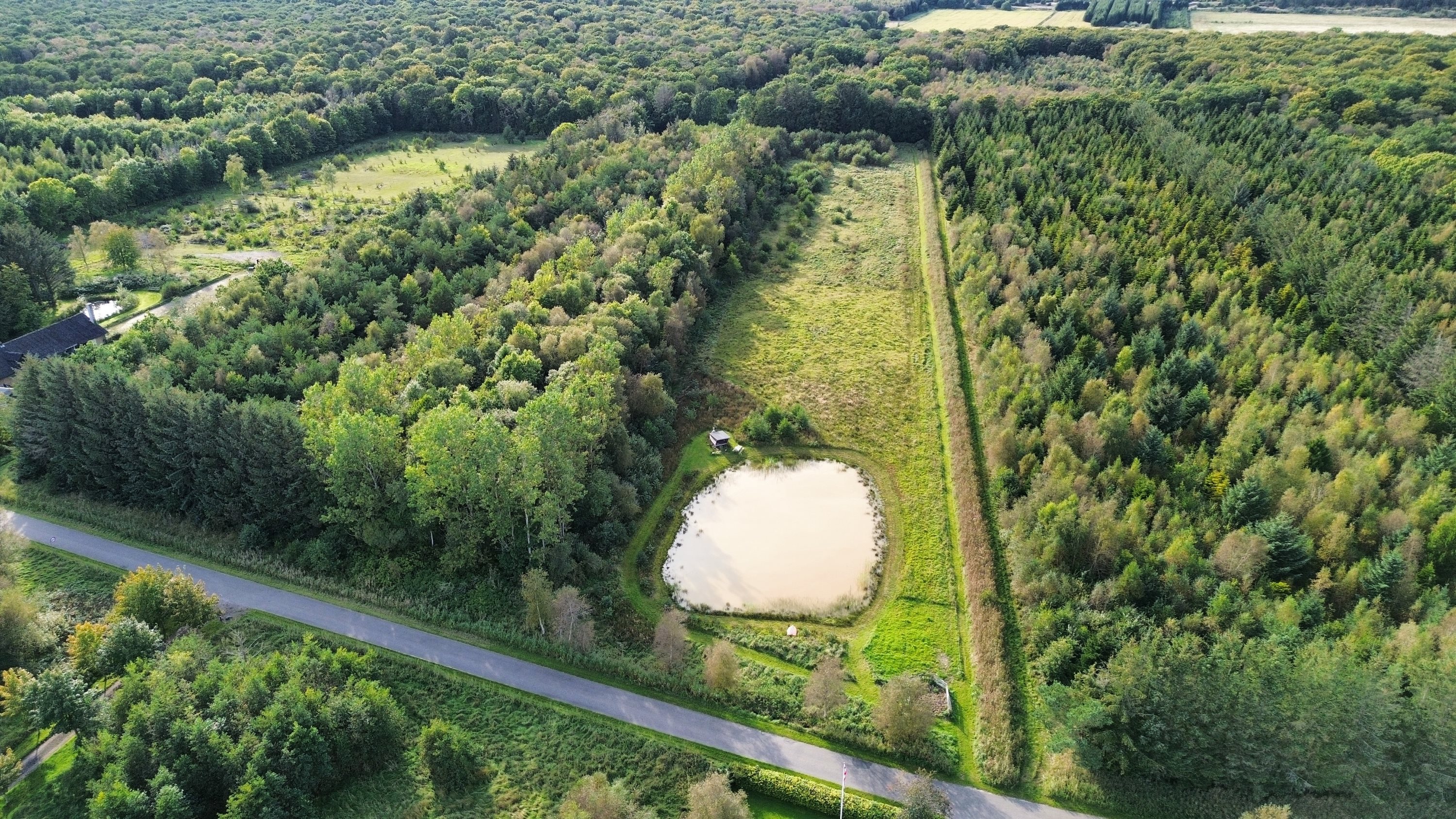 Fremhævet dronefoto billede i fuldskærmstilstand. Billede af Hou Engvej 46, Hou, 9370 Hals