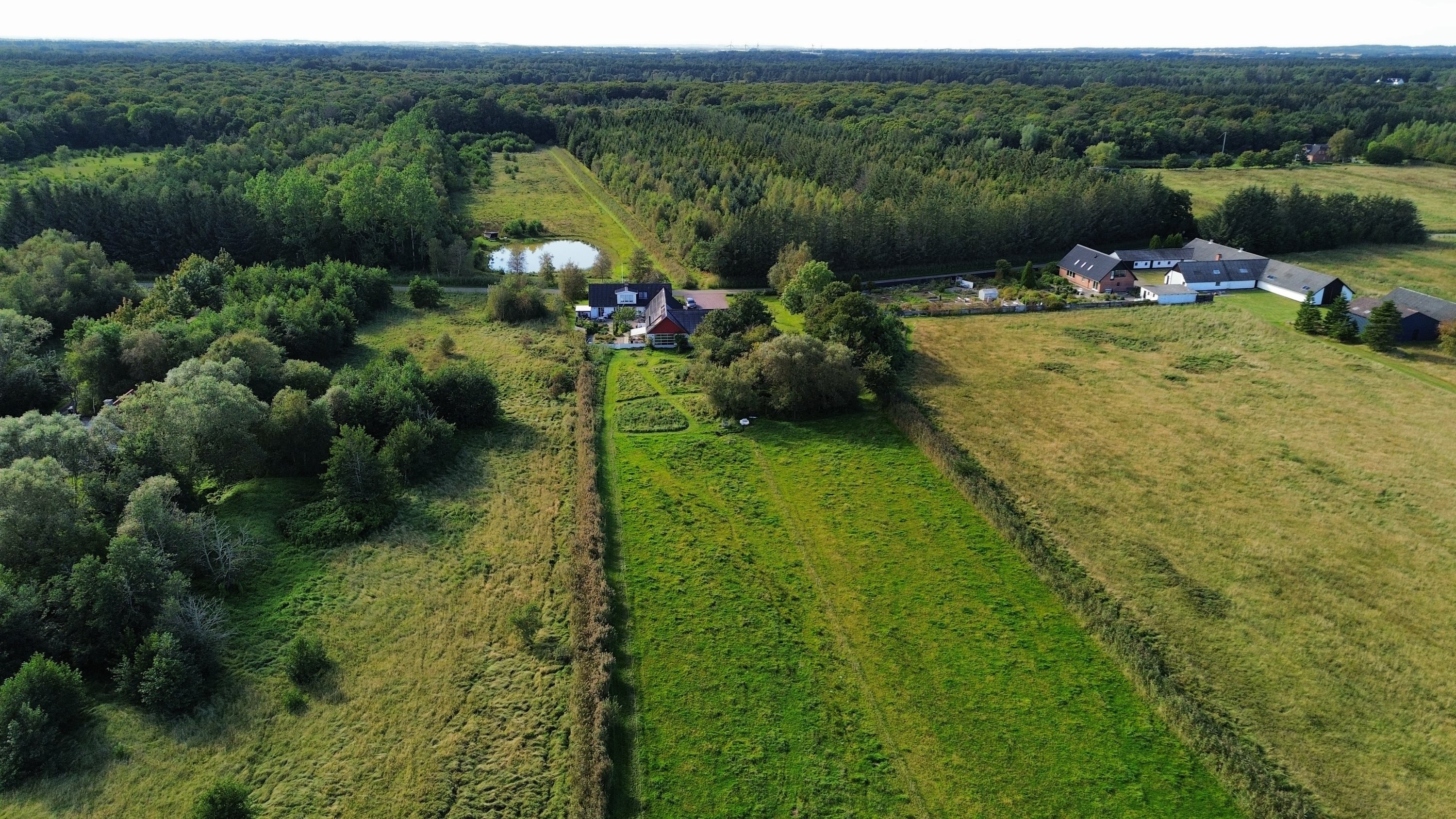 Fremhævet dronefoto billede i fuldskærmstilstand. Billede af Hou Engvej 46, Hou, 9370 Hals