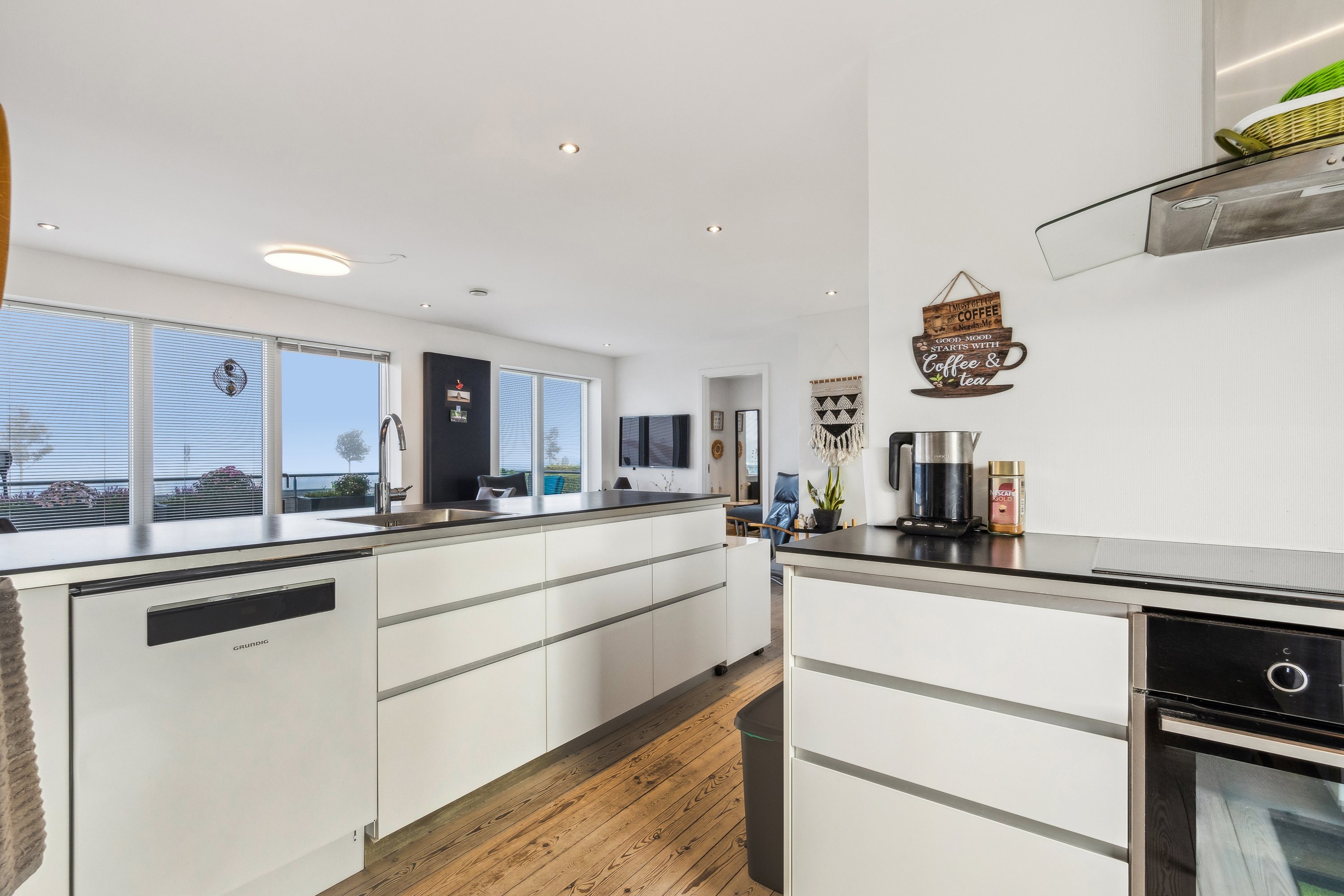 Fremhævet køkken billede i fuldskærmstilstand. Billede af Ndr. Strandvej 26, 8400 Ebeltoft