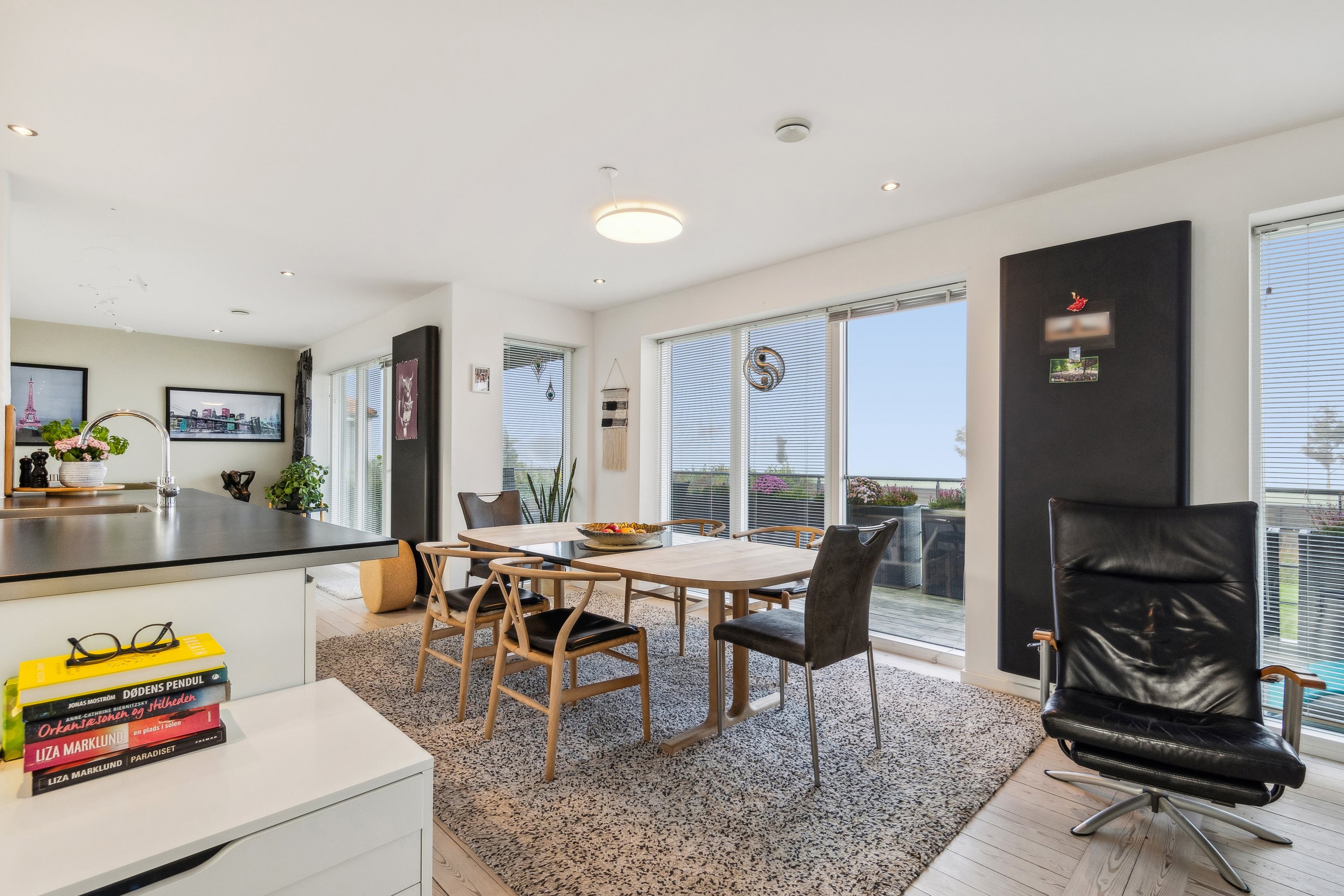 Fremhævet stue billede i fuldskærmstilstand. Billede af Ndr. Strandvej 26, 8400 Ebeltoft