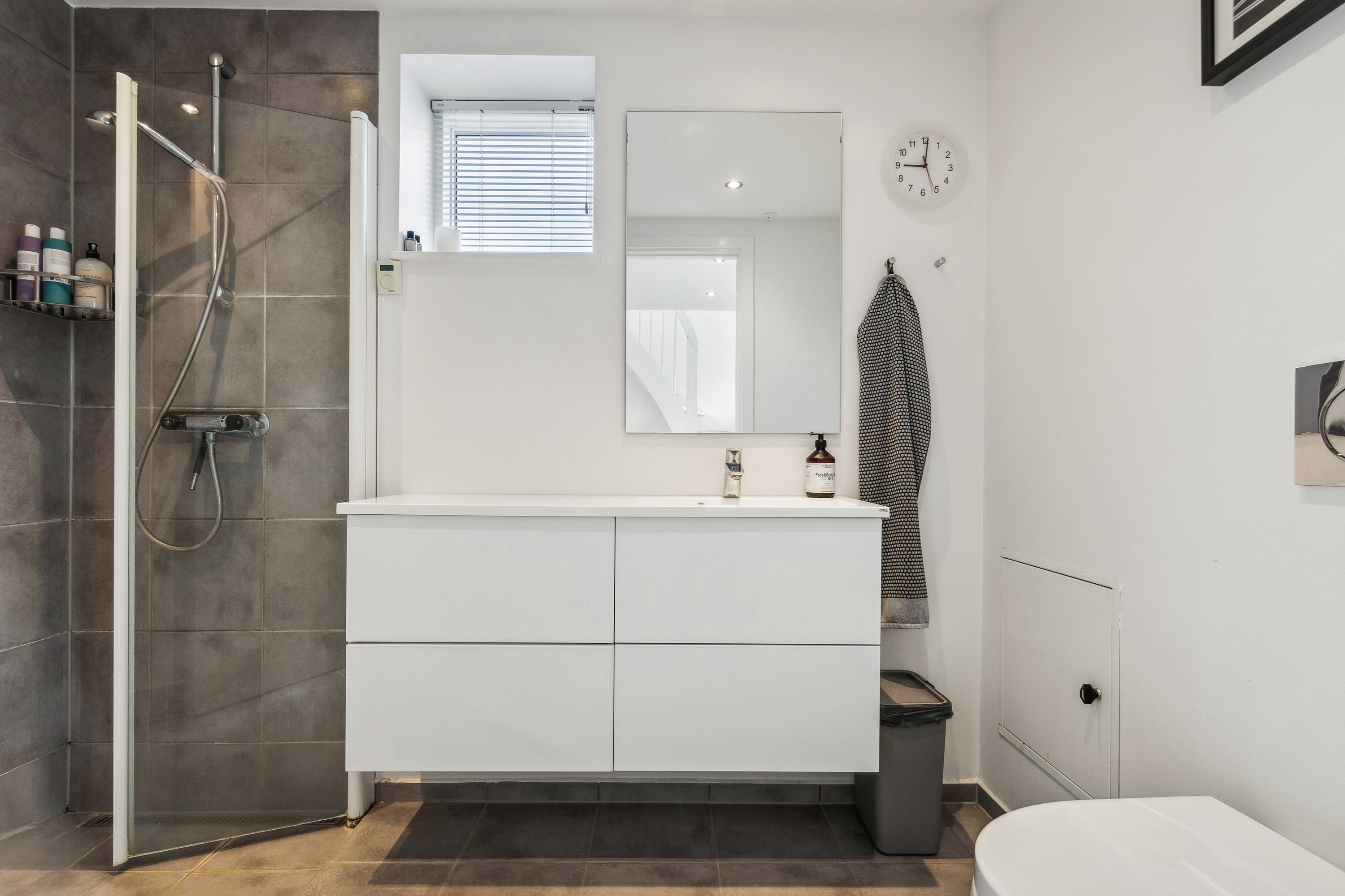 Fremhævet badeværelse billede i fuldskærmstilstand. Billede af Ndr. Strandvej 26, 8400 Ebeltoft