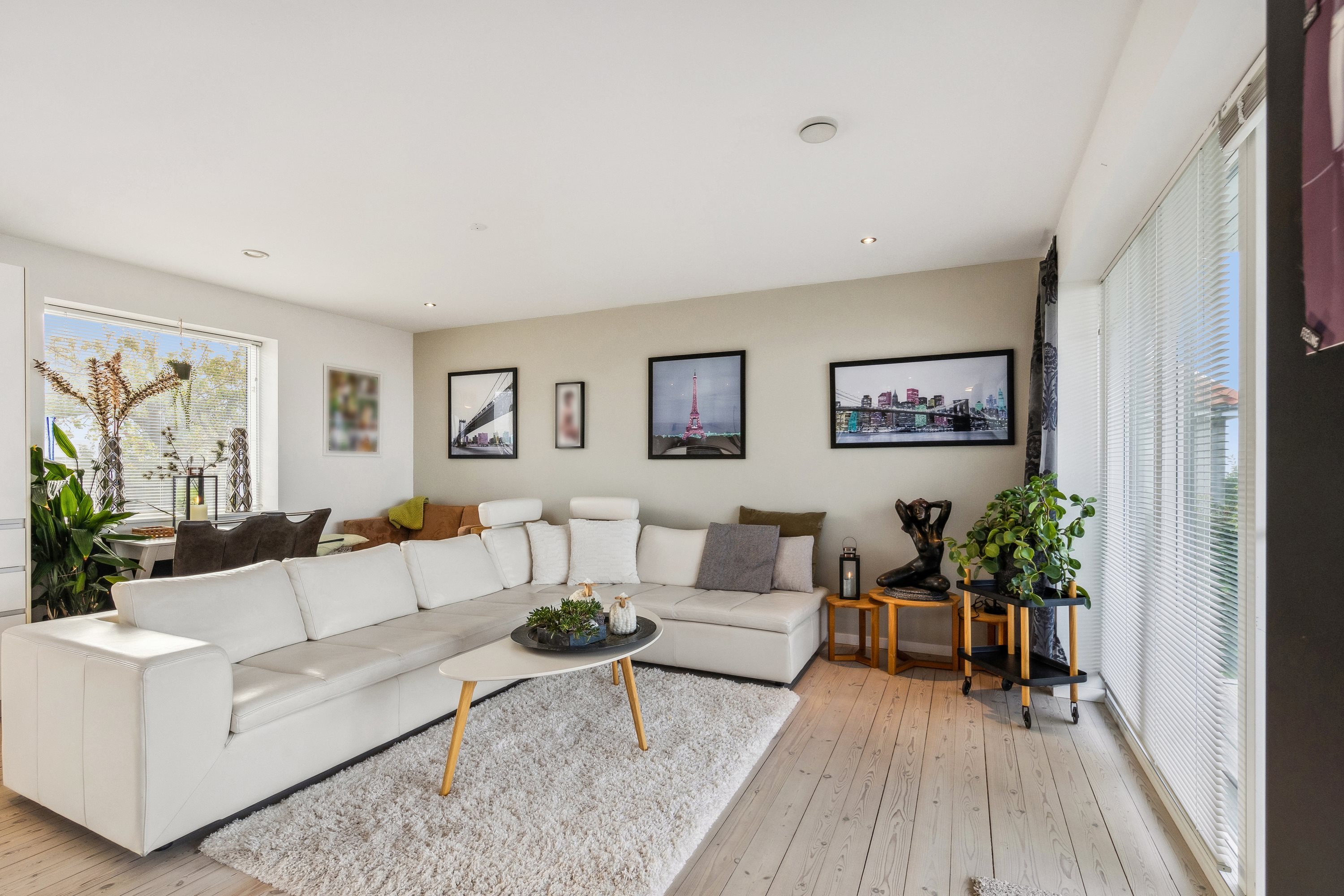 Fremhævet stue billede i fuldskærmstilstand. Billede af Ndr. Strandvej 26, 8400 Ebeltoft