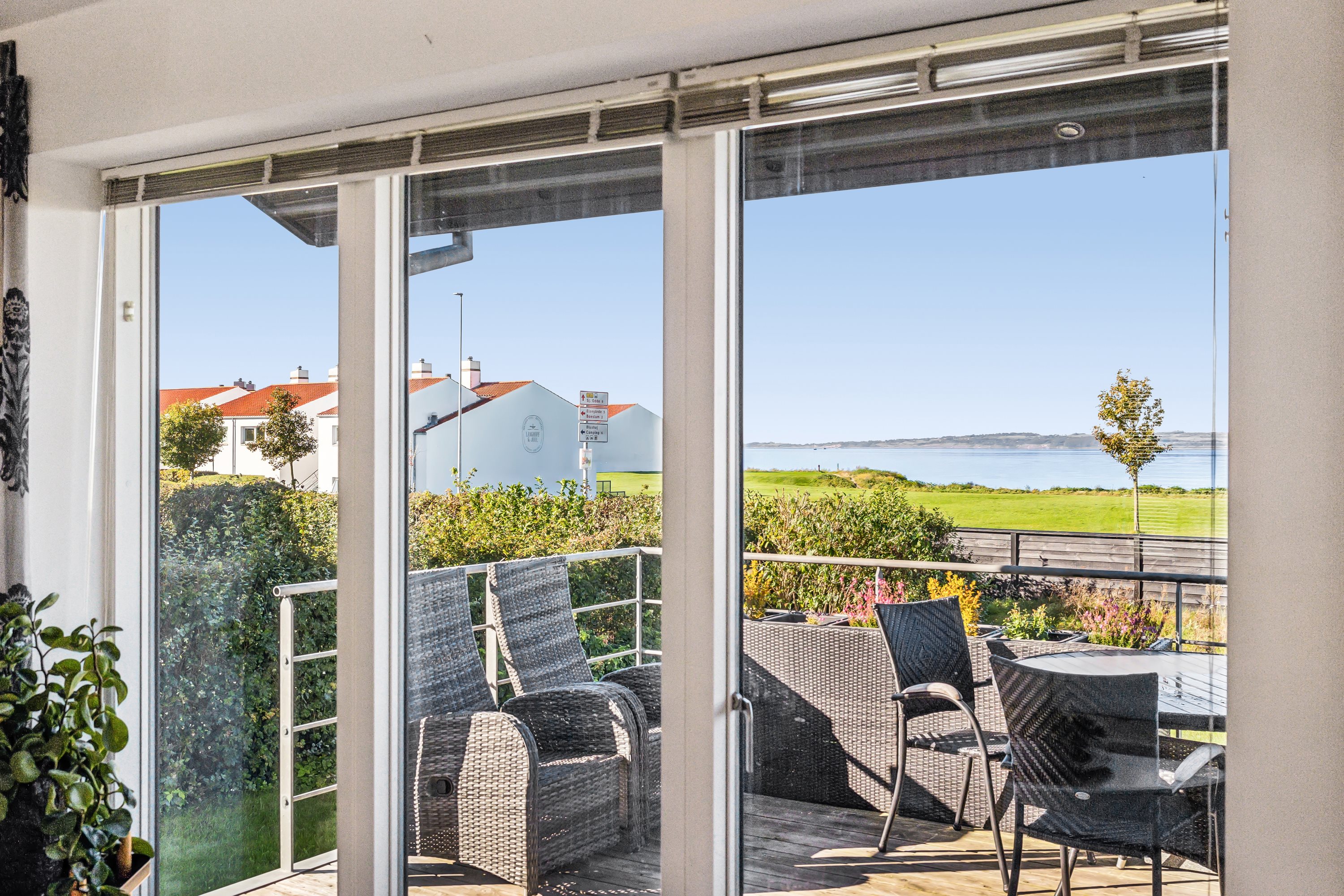 Fremhævet terrasse billede i fuldskærmstilstand. Billede af Ndr. Strandvej 26, 8400 Ebeltoft