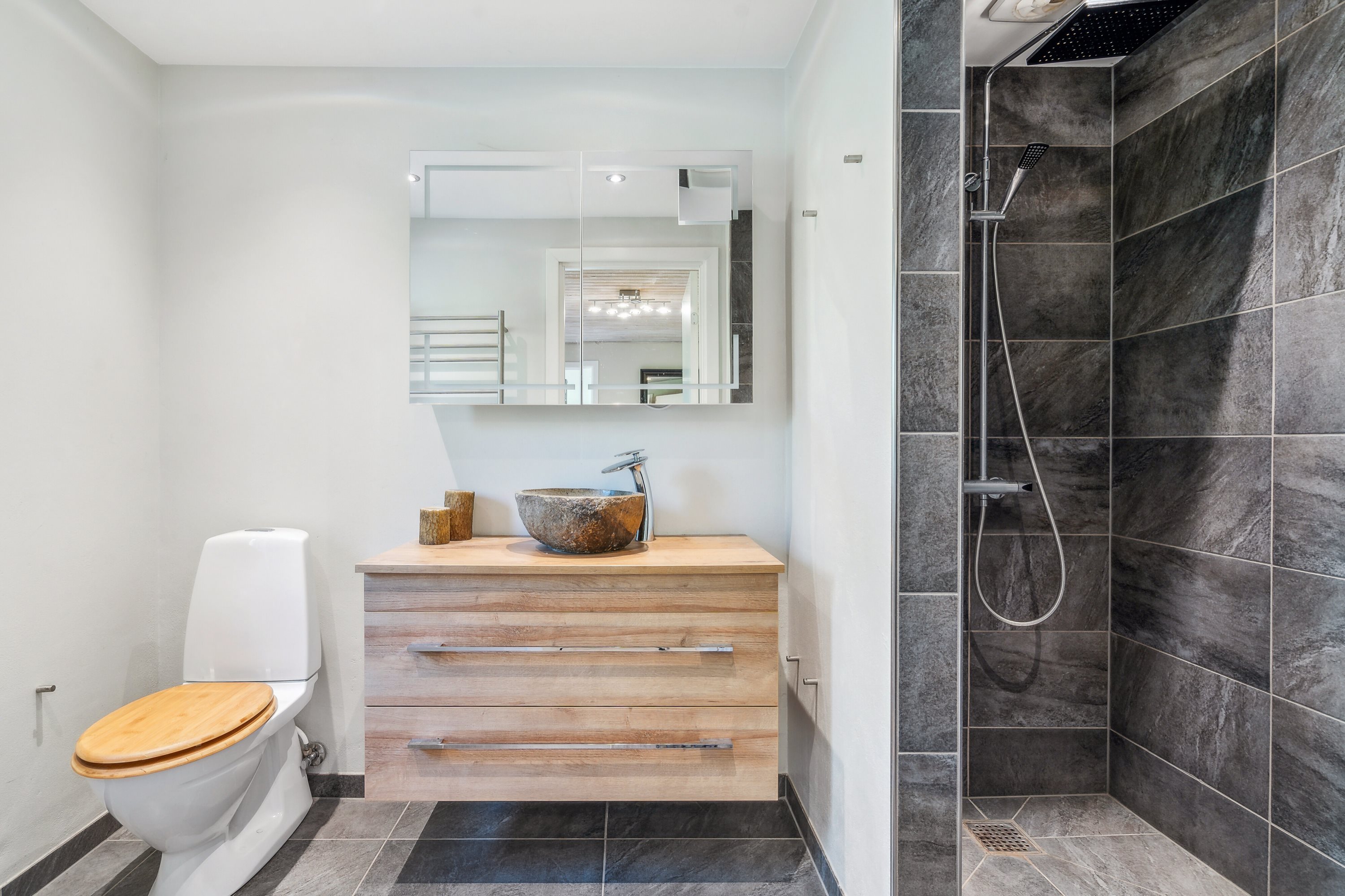 Fremhævet badeværelse billede i fuldskærmstilstand. Billede af Rugårdsvej 523, Slukefter, 5210 Odense NV