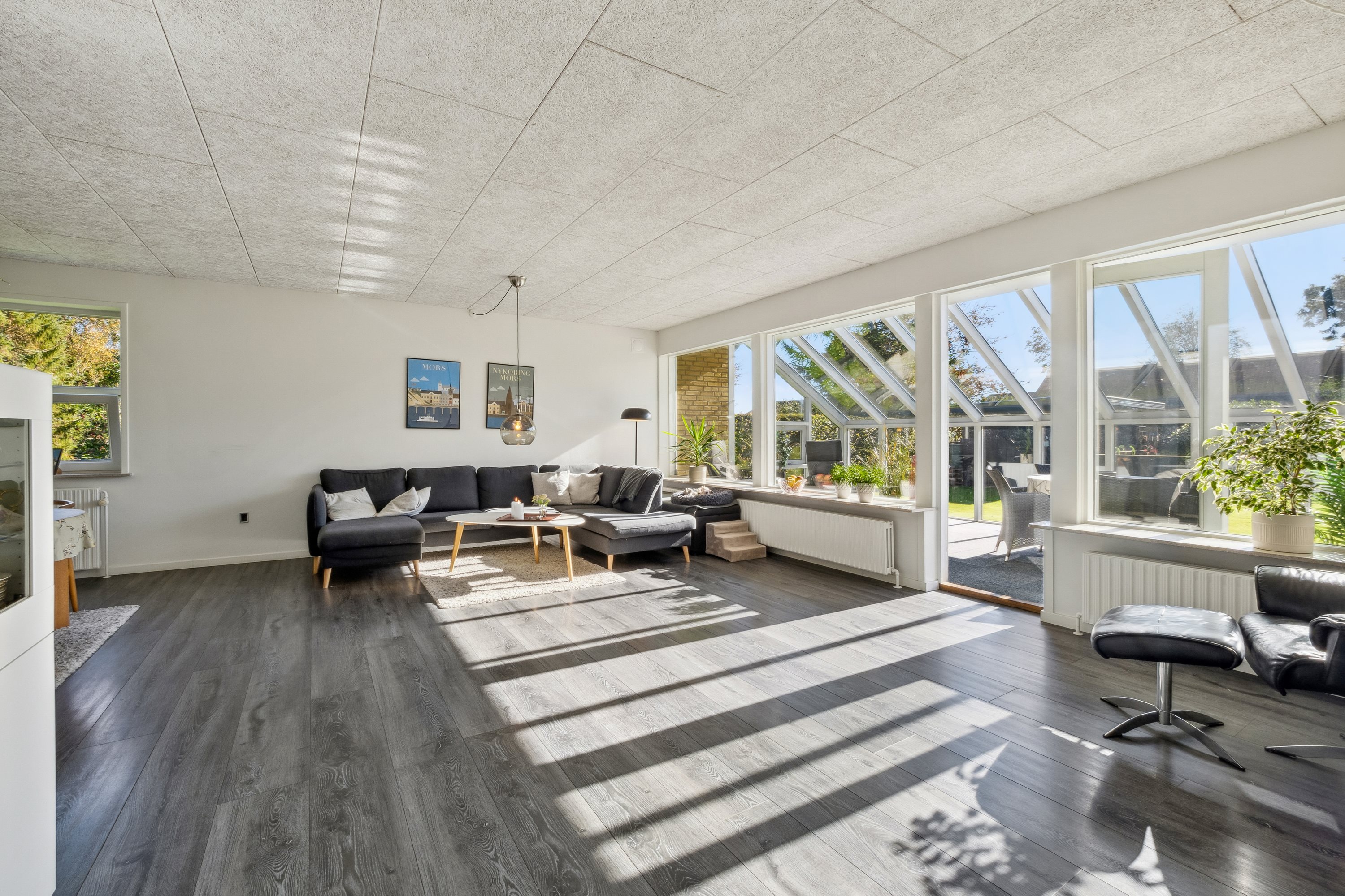Fremhævet stue billede i fuldskærmstilstand. Billede af Dalvænget 7, 7900 Nykøbing M