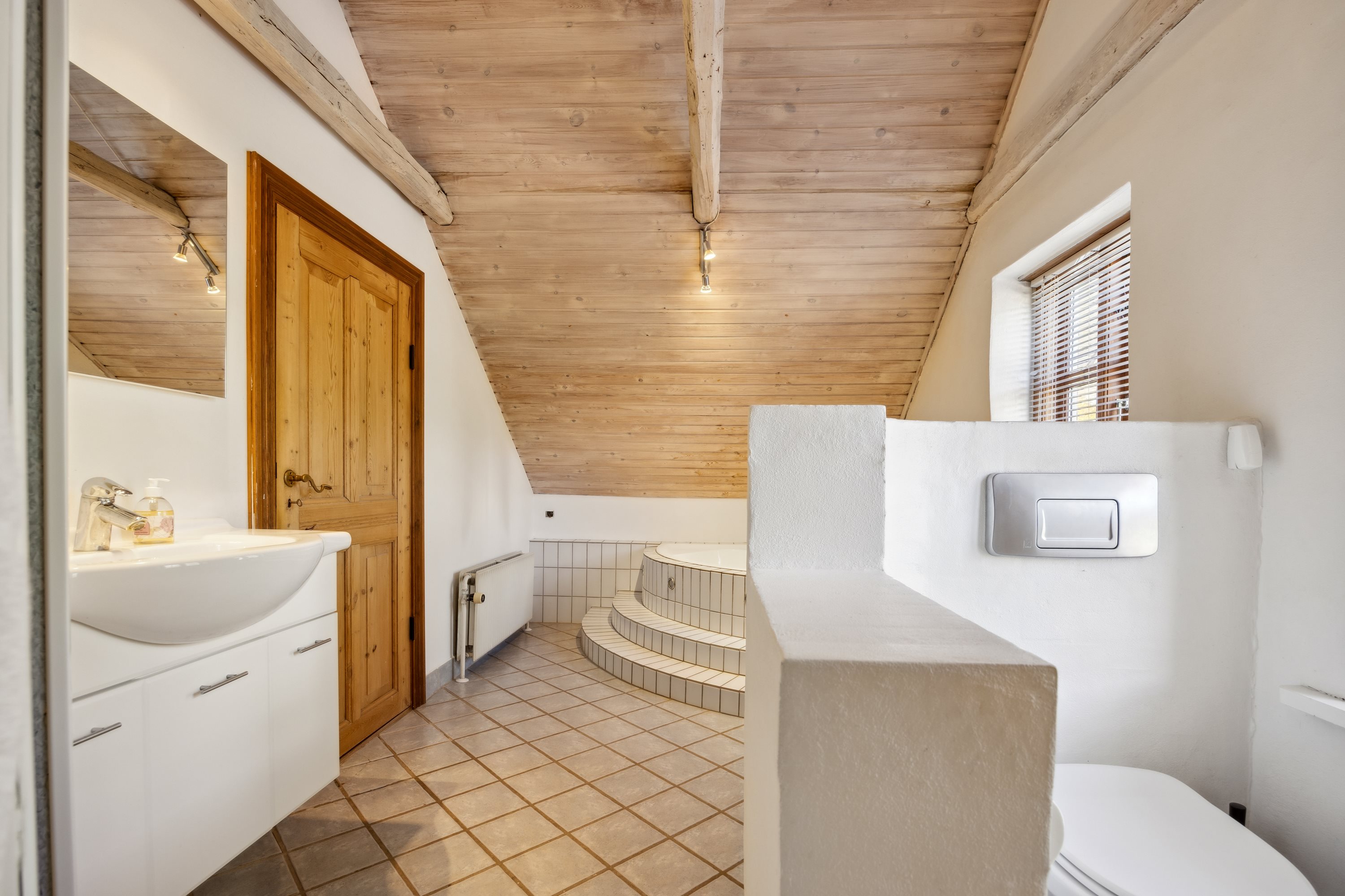 Fremhævet badeværelse billede i fuldskærmstilstand. Billede af Knøsgårdvej 38, 9440 Aabybro