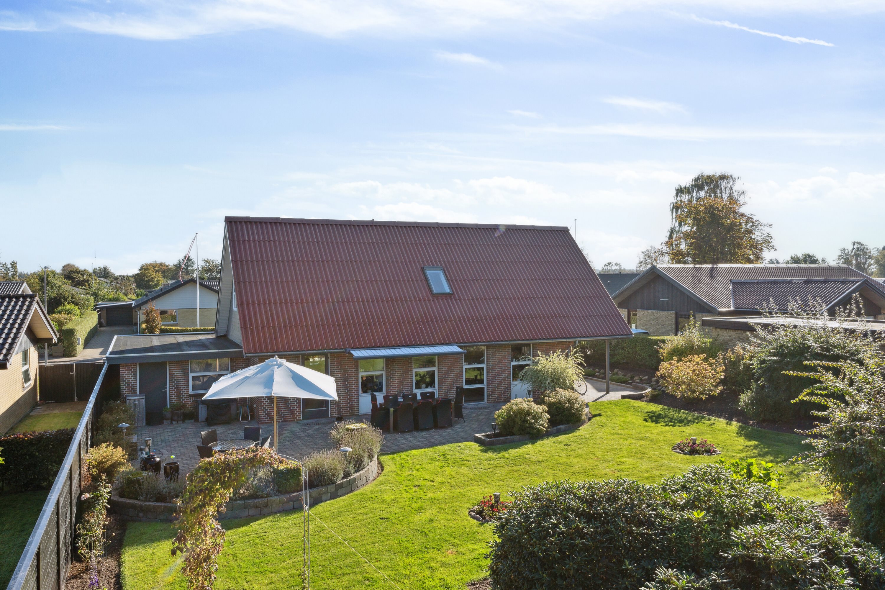 Fremhævet set fra haven billede i fuldskærmstilstand. Billede af Tornsangervej 38, 9800 Hjørring