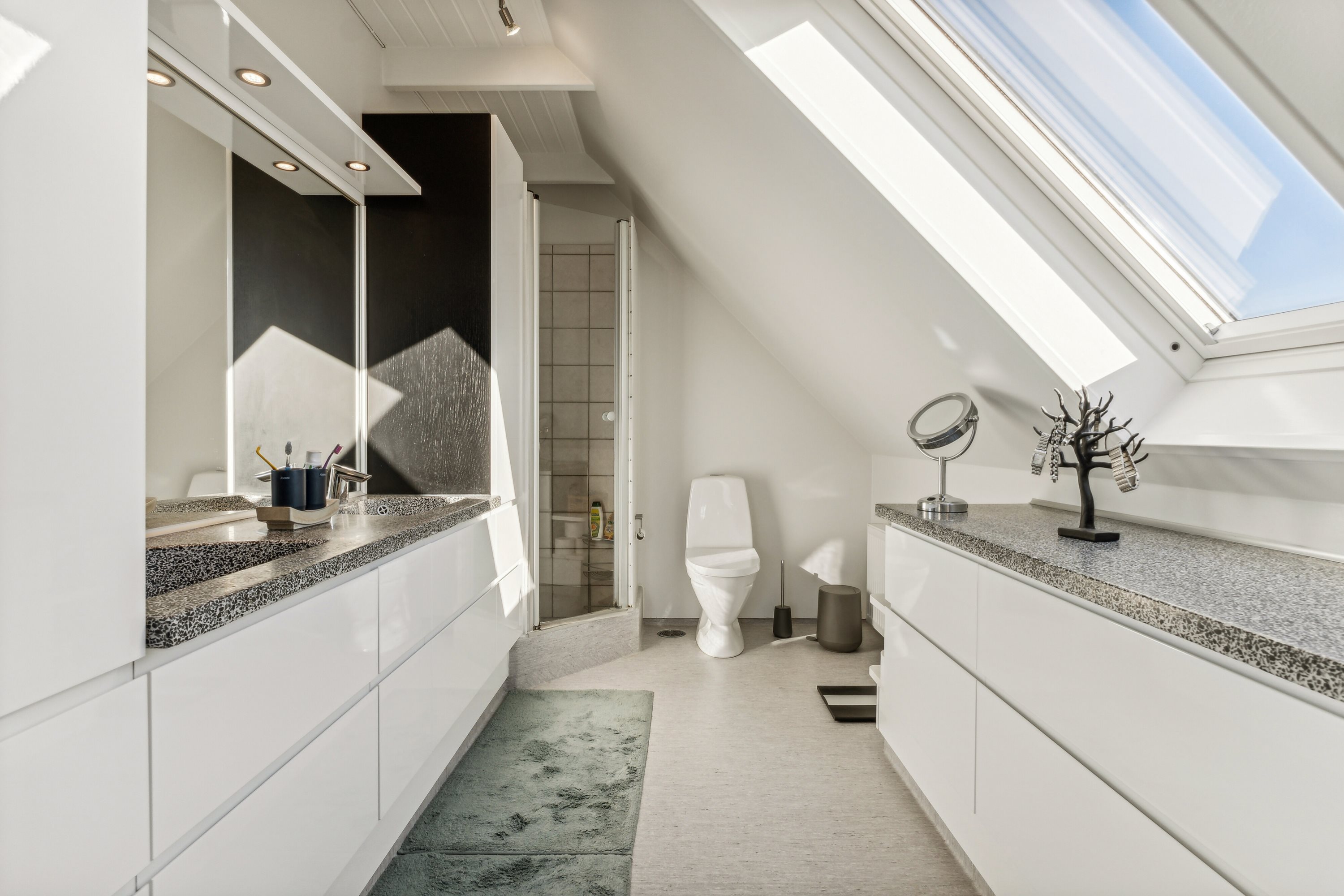 Fremhævet badeværelse billede i fuldskærmstilstand. Billede af Tornsangervej 38, 9800 Hjørring