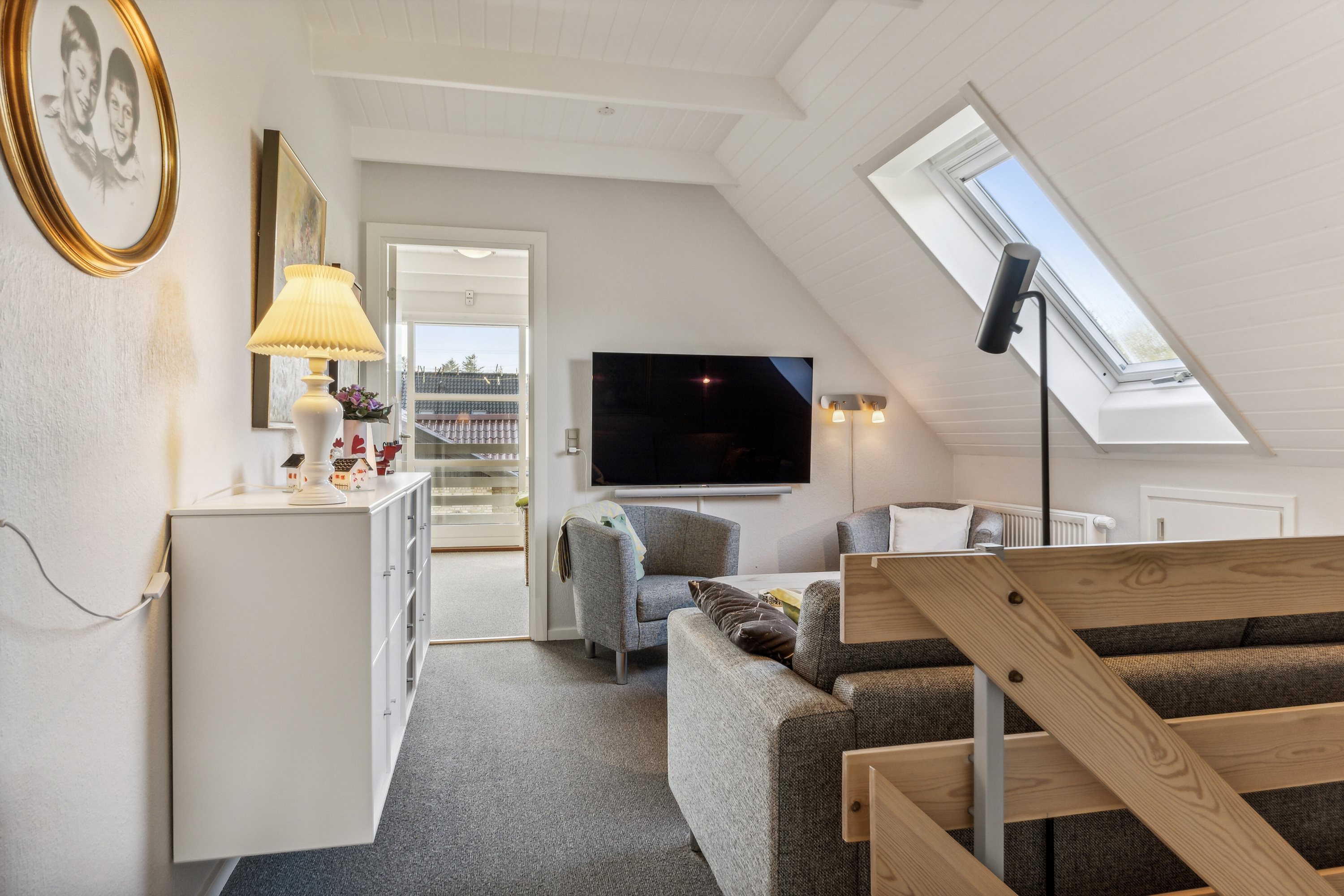 Fremhævet stue billede i fuldskærmstilstand. Billede af Tornsangervej 38, 9800 Hjørring